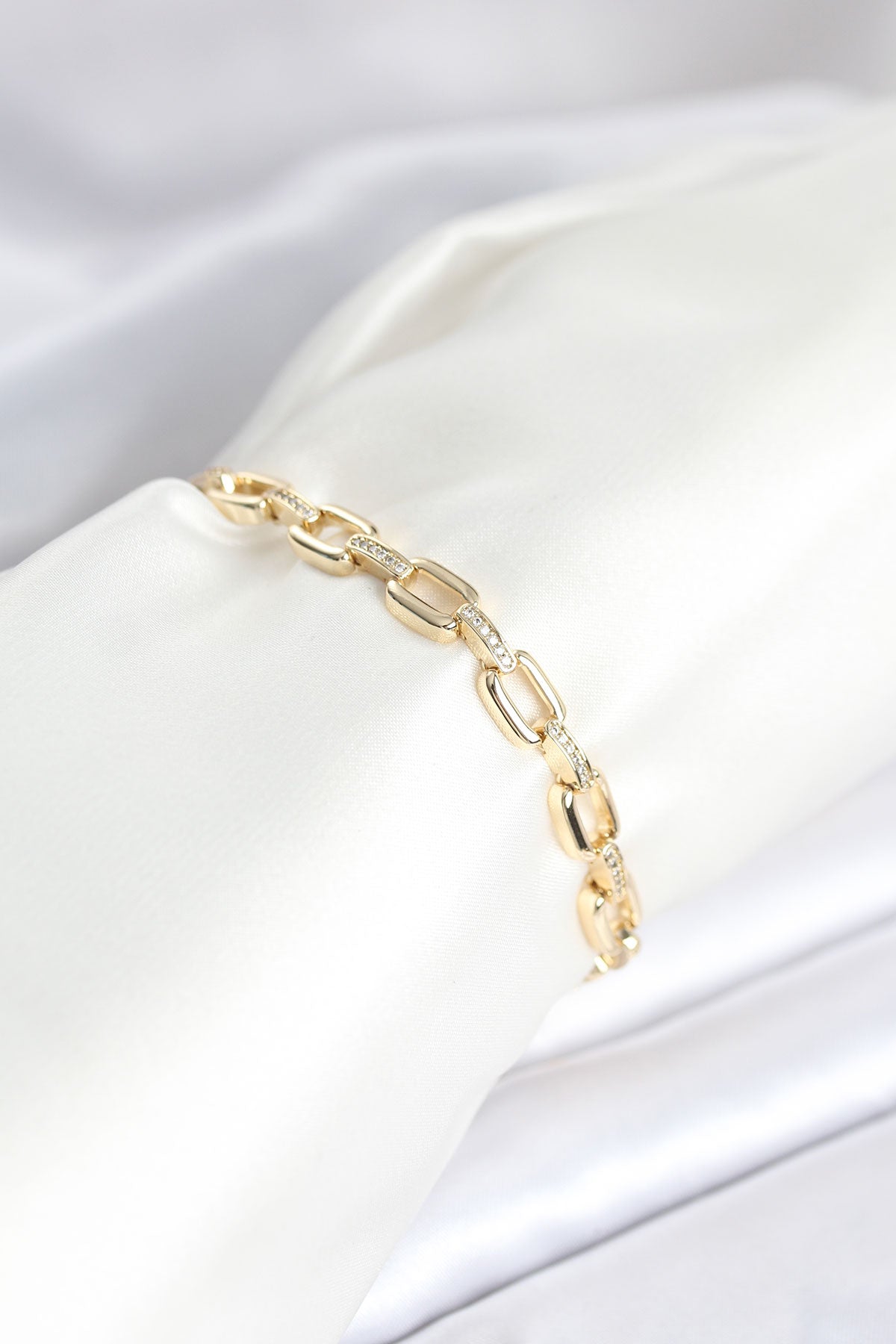 Pirinç Gold Renk Kare Zincir Model Zirkon Taşlı Kadın Bileklik