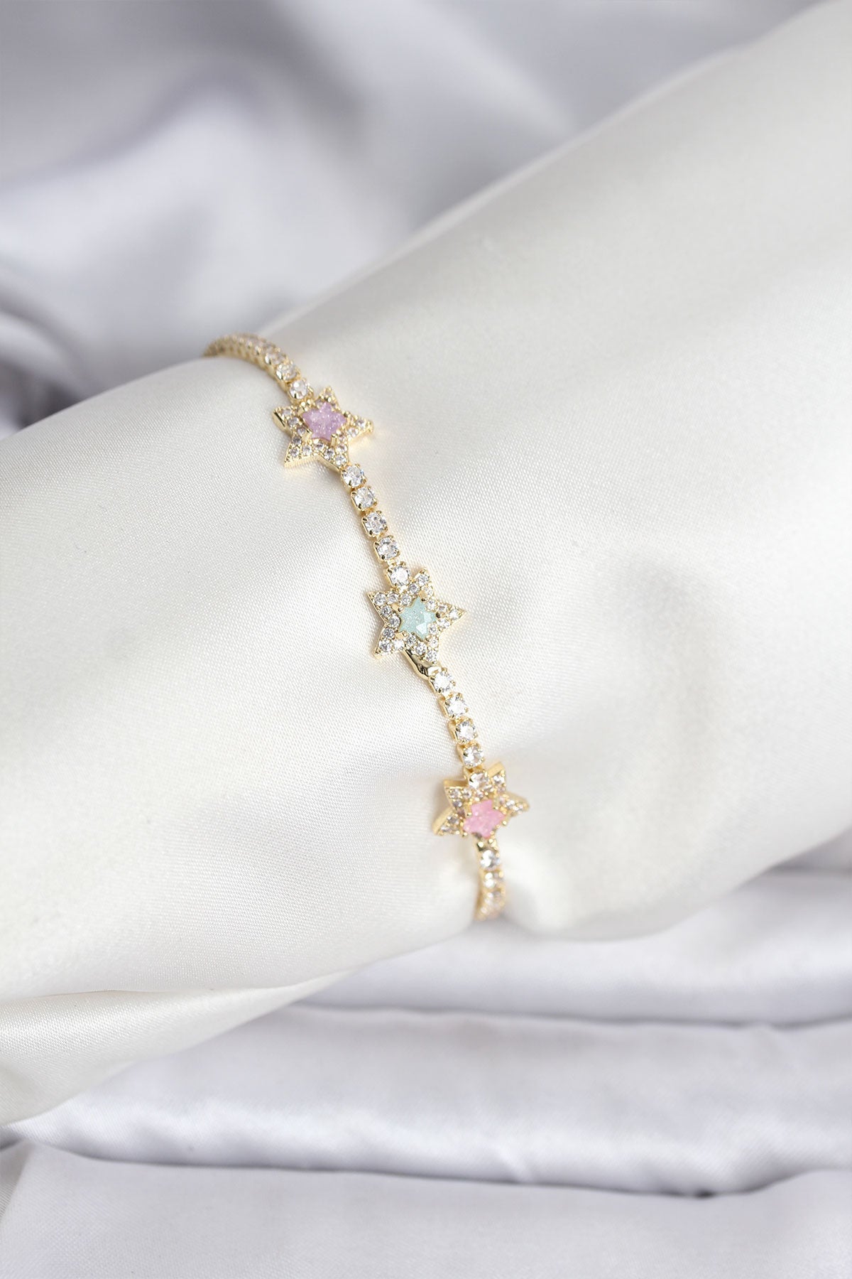 Renkli Yıldız Model Zirkon Taşlı Gold Renk Pirinç Su Yolu Kadın Bileklik