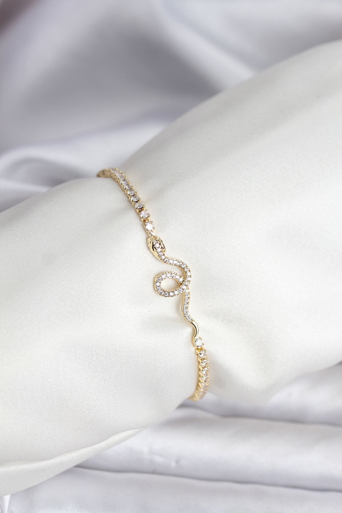 Yılan Model Zirkon Taşlı Gold Renk Pirinç Su Yolu Kadın Bileklik