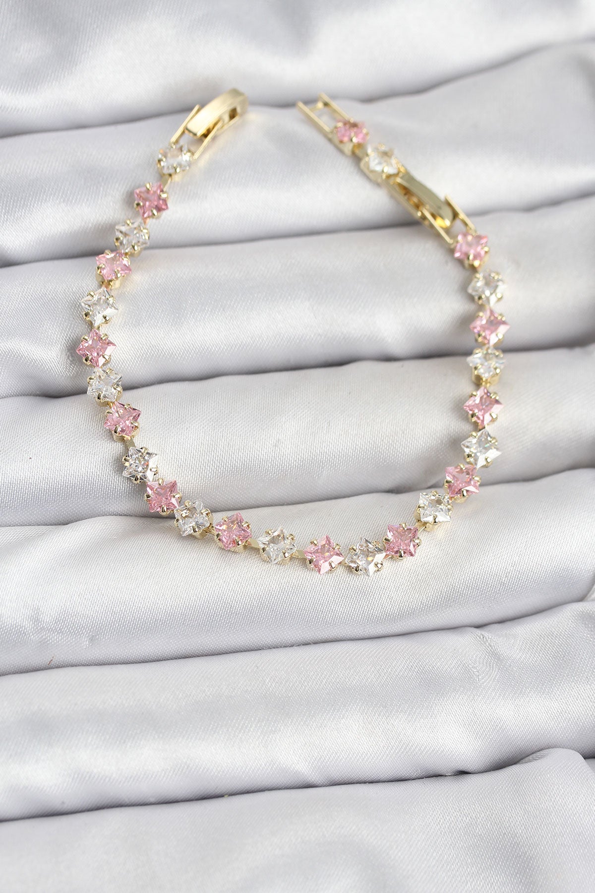 Kare Zirkon Taşlı Gold Renk Kadın Bileklik