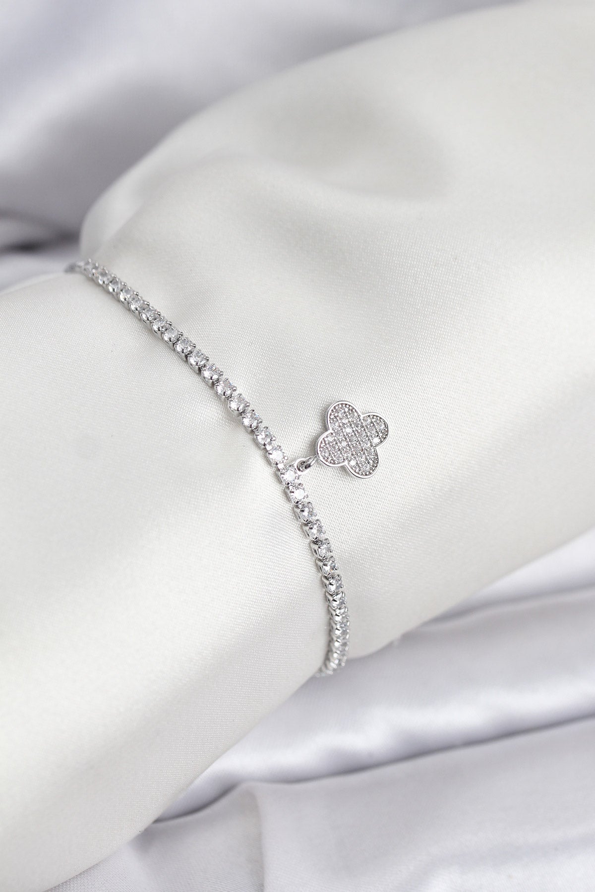 Yonca Model Zirkon Taşlı Gümüş Renk Asansörlü Su Yolu Bileklik