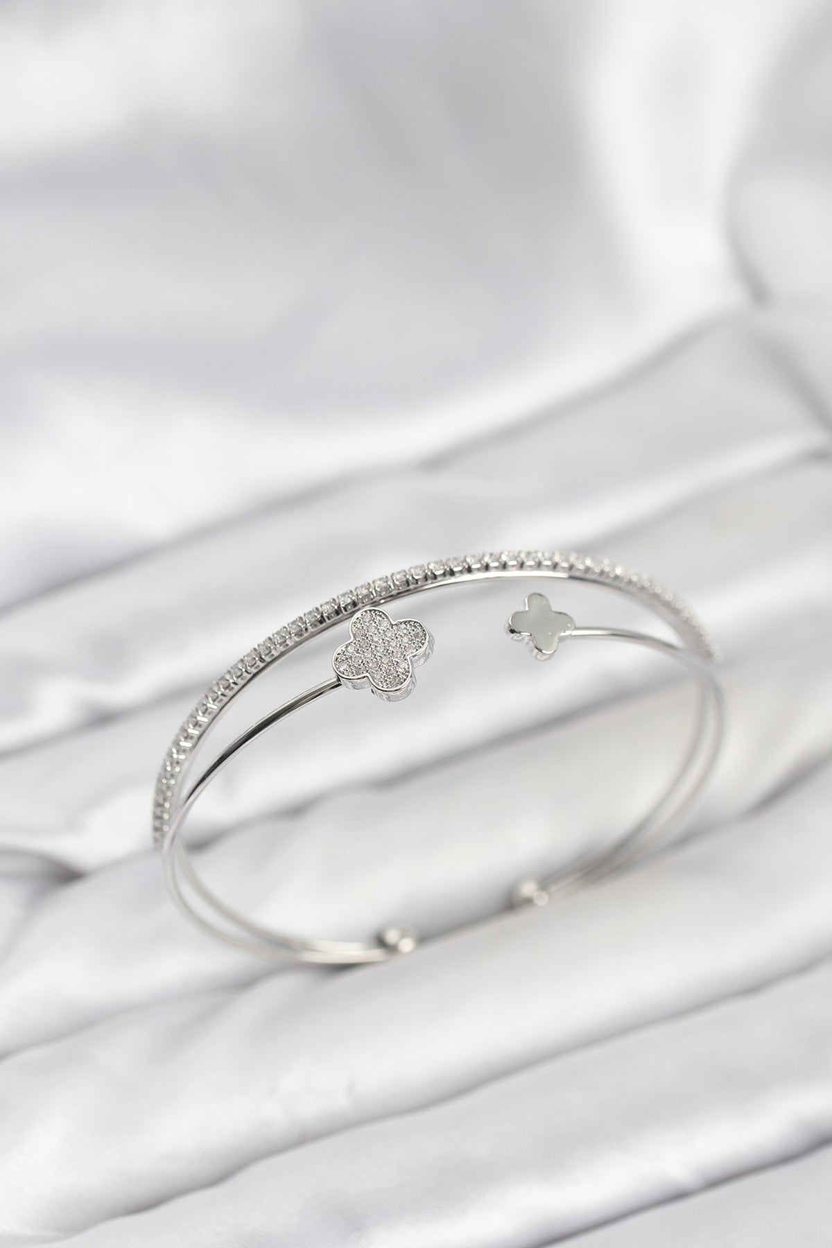 Yonca Model Pirinç Gümüş Renk Kadın Bileklik