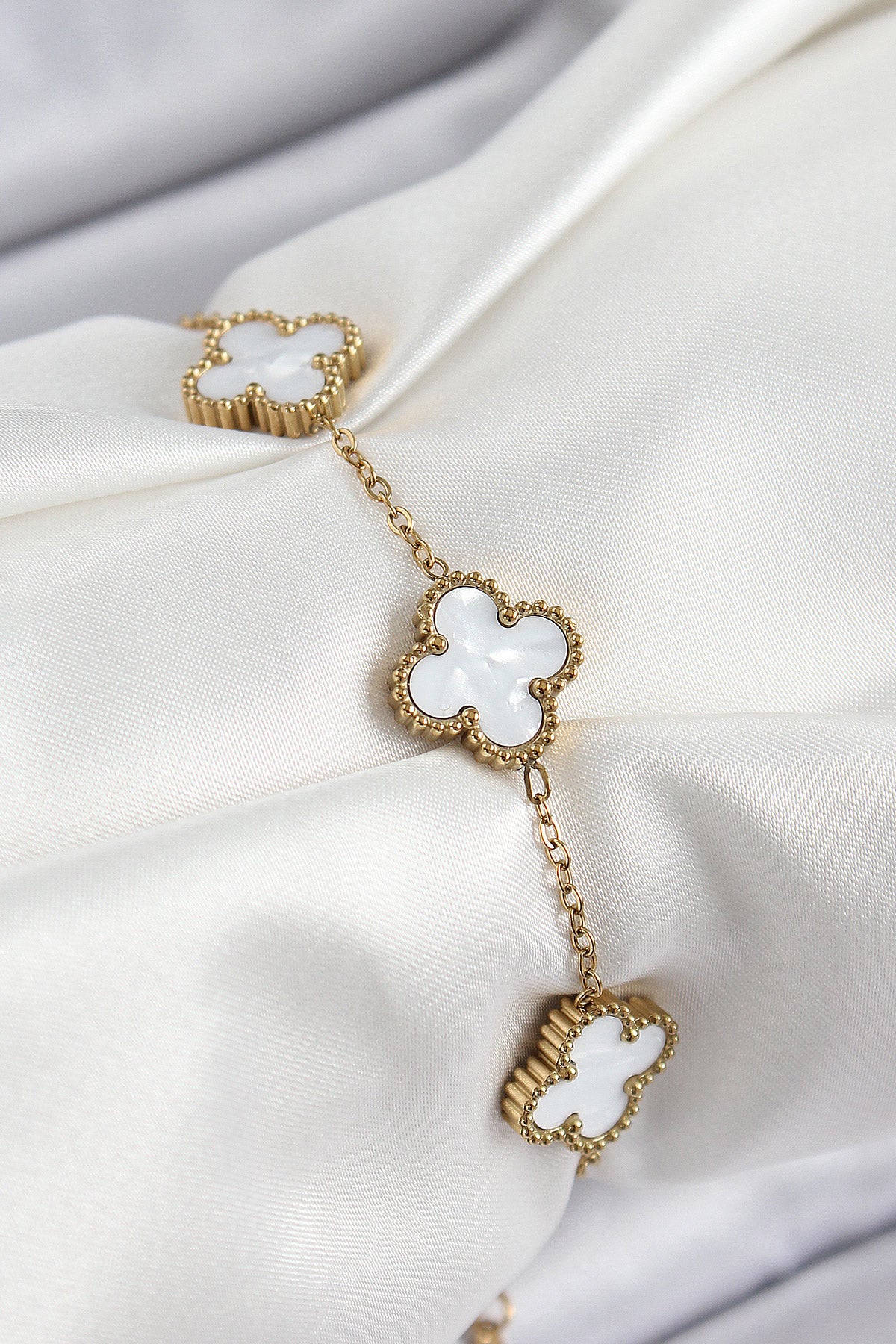 316L Çelik Beyaz Sedef Yonca Model Gold Renk Kadın Bileklik