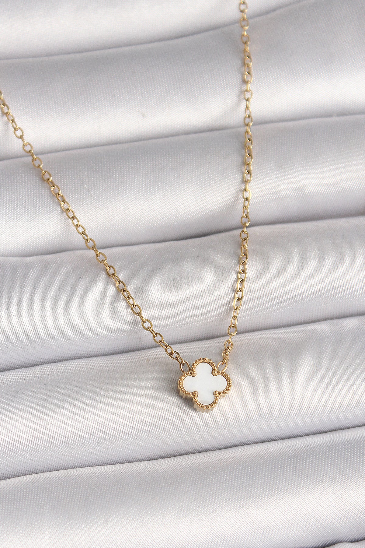 316L Çelik Gold Renk Beyaz Yonca Model Kadın Kolye