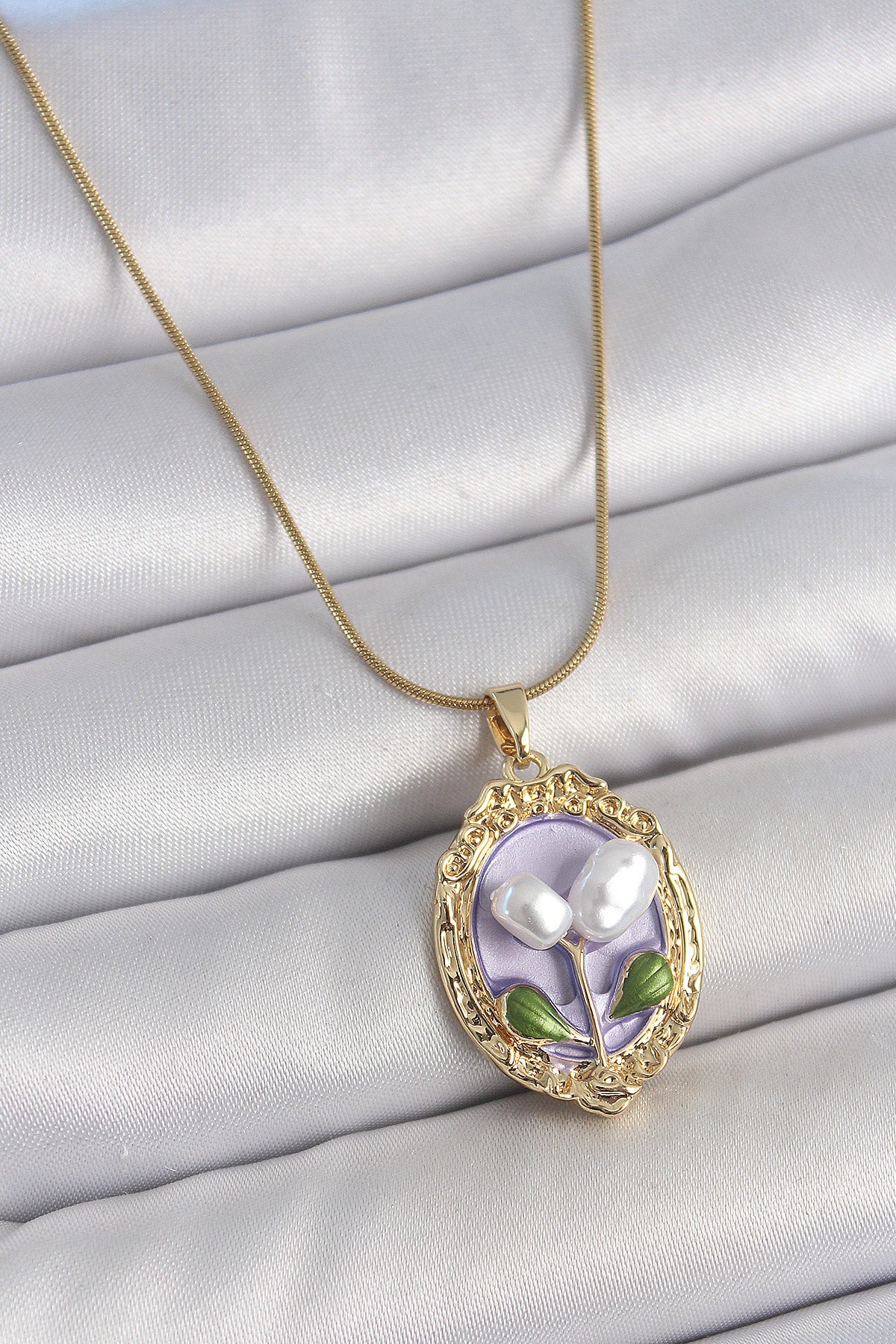 316L Çelik Gold Renk Mor İncili Çiçek İşlemeli Portre Model Kadın Kolye