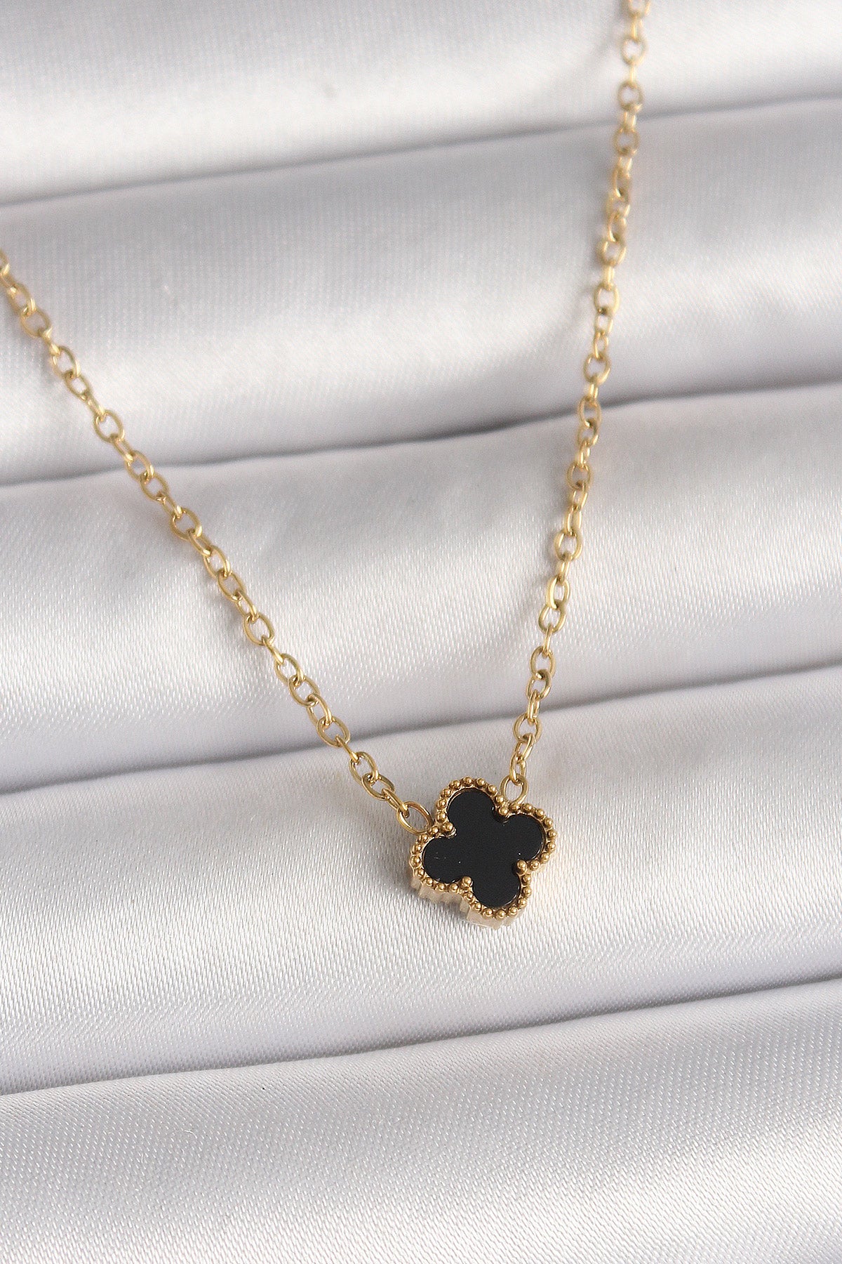 316L Çelik Gold Renk Siyah Yonca Model Kadın Kolye