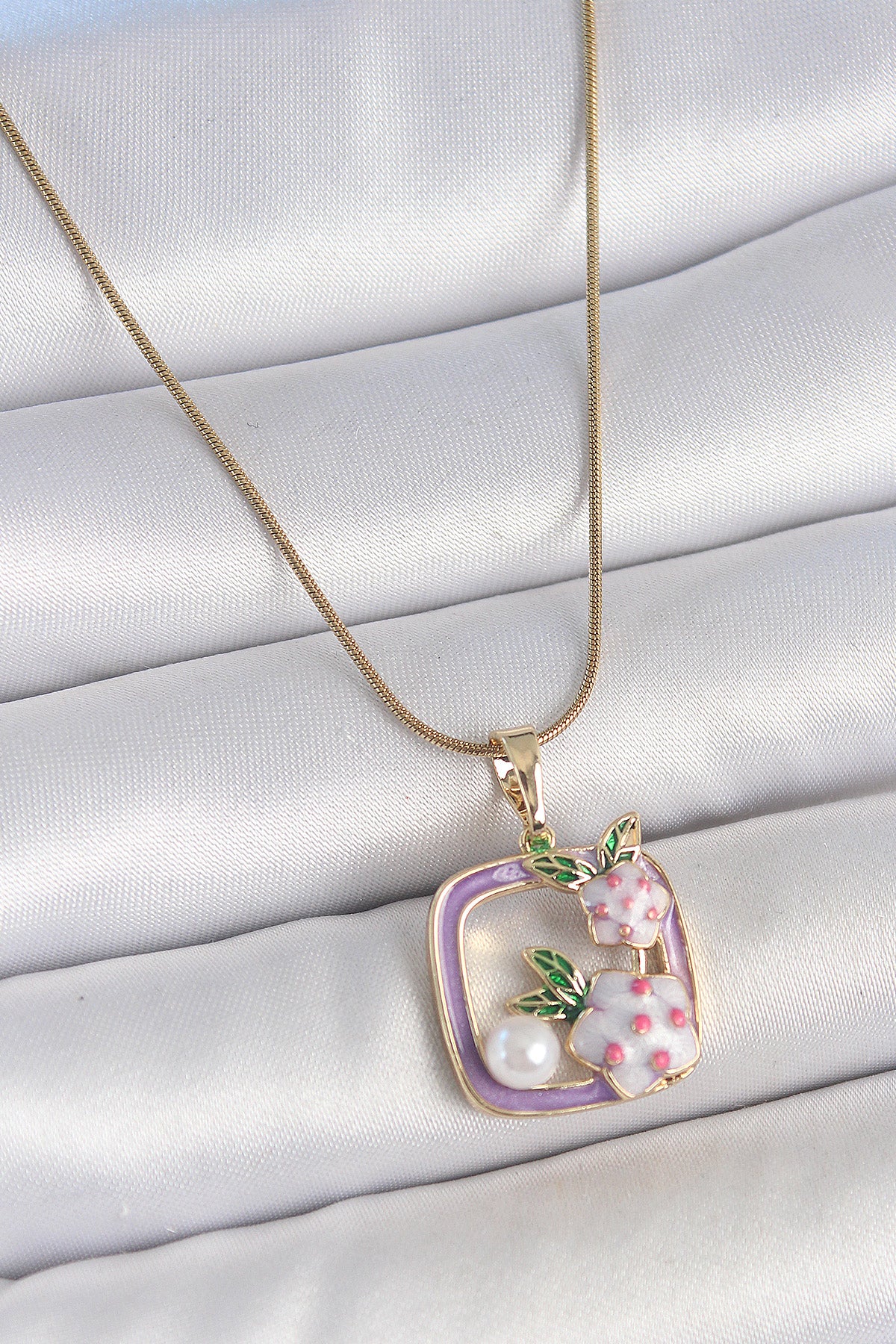 316L Çelik Gold Renk Zincir Mor Mineli Kare Model Çiçek İşlemeli İnci Detay Kadın Kolye