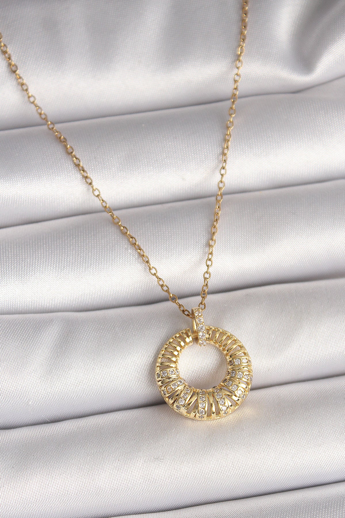 316L Çelik Gold Renk Zincir Zirkon Taş İşlemeli Daire Model Kadın Kolye