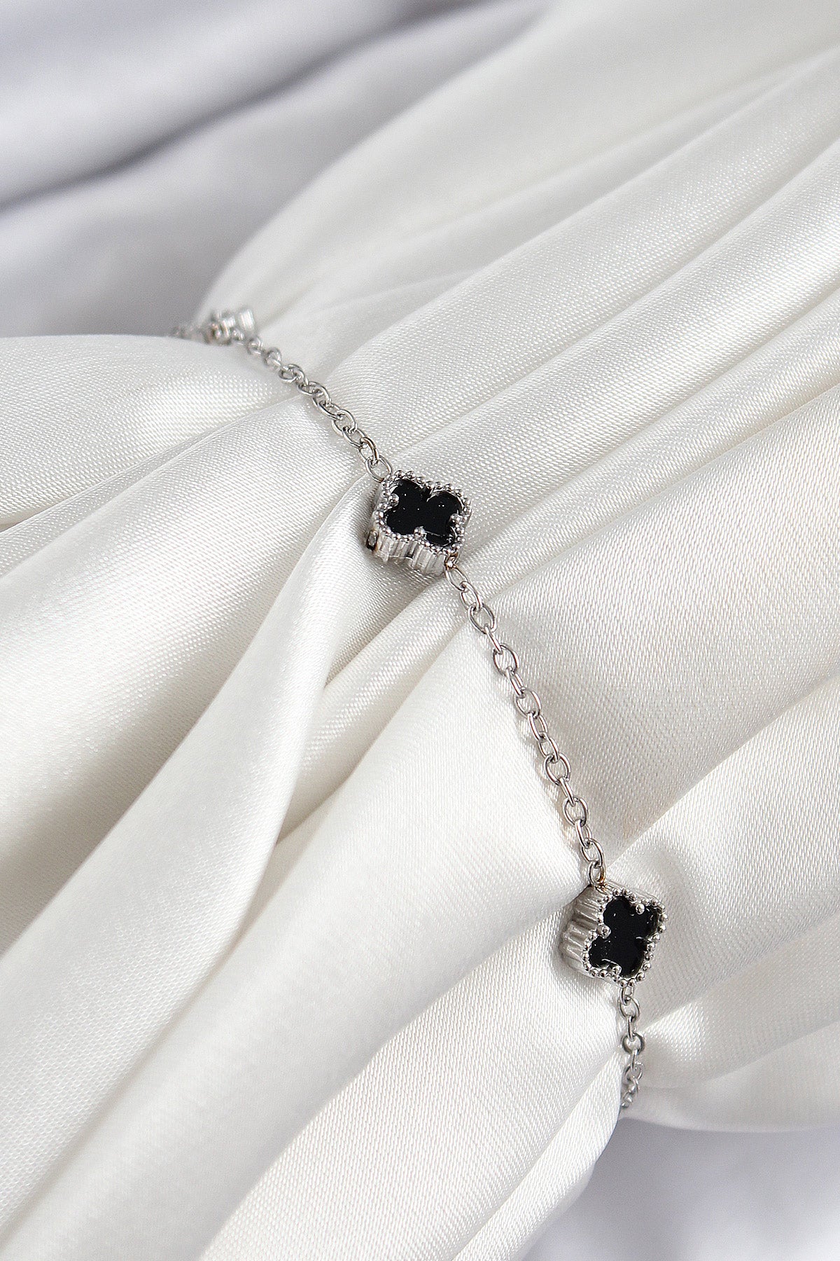 316L Çelik Siyah Sedef Yonca Model Gümüş Renk Kadın Bileklik