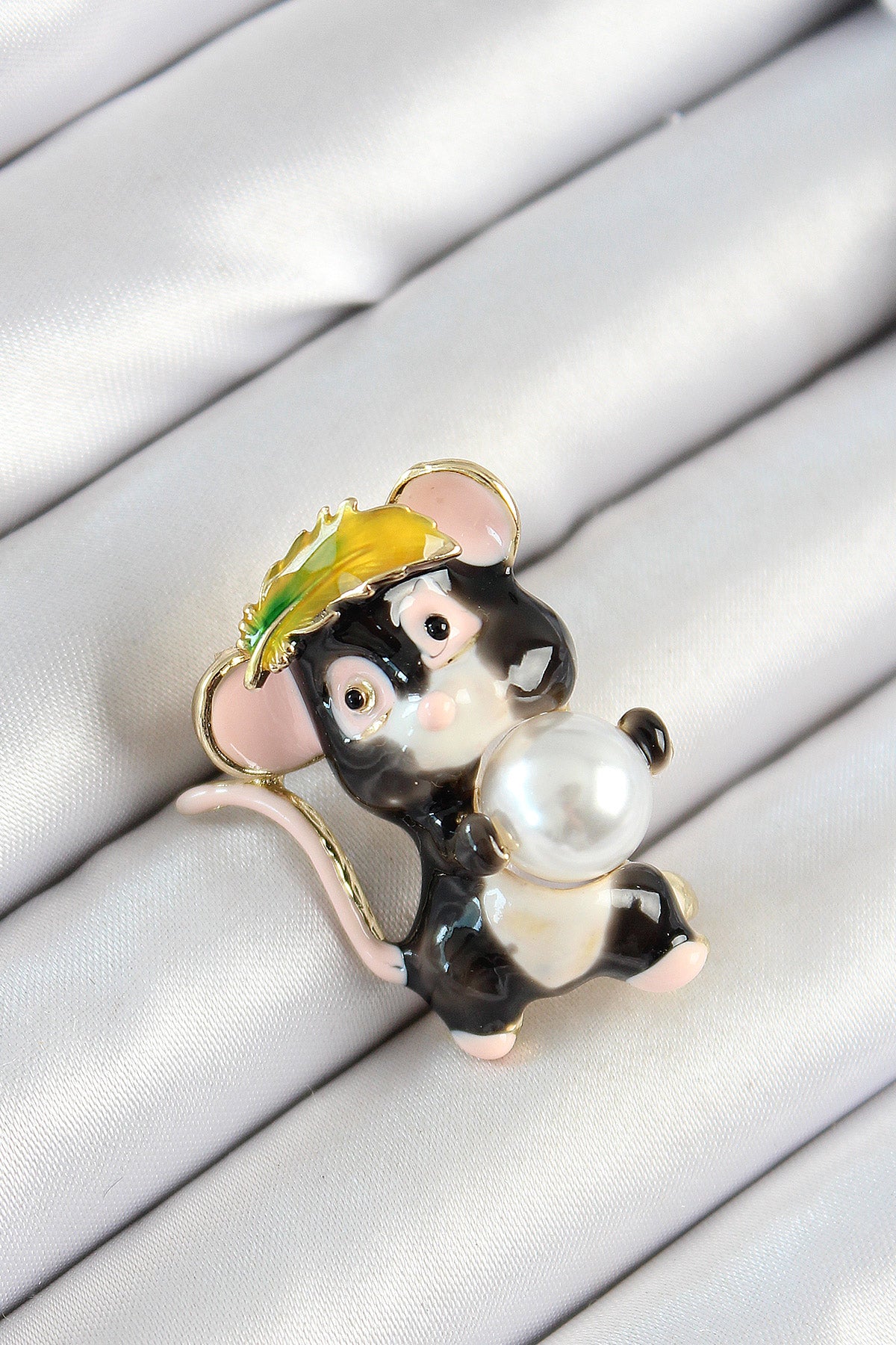 İnci Detaylı Siyah Ve Pembe 3D Sevimli Fare Figürlü Gold Renk Kadın Broş