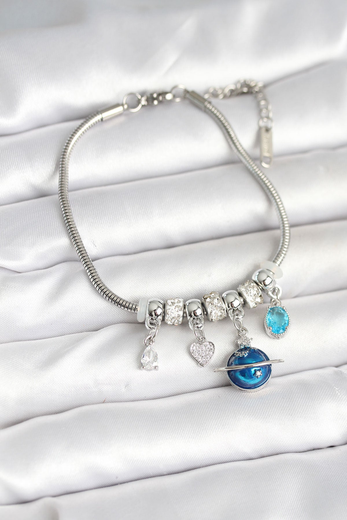 Pirinç Gümüş Renk Dünya Charmlı Kadın Bileklik