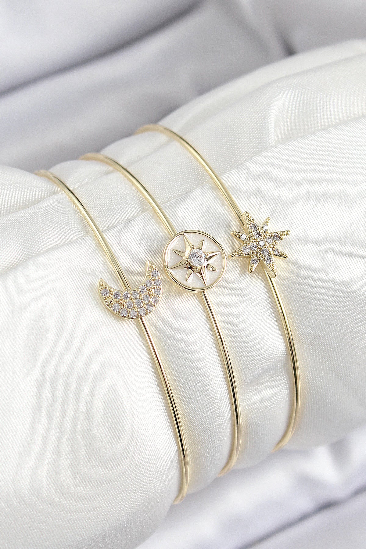 Pirinç Zirkon Taşlı Ay Ve Kutup Yıldızı Model Gold Renk Vip 3'lü Kadın Bileklik