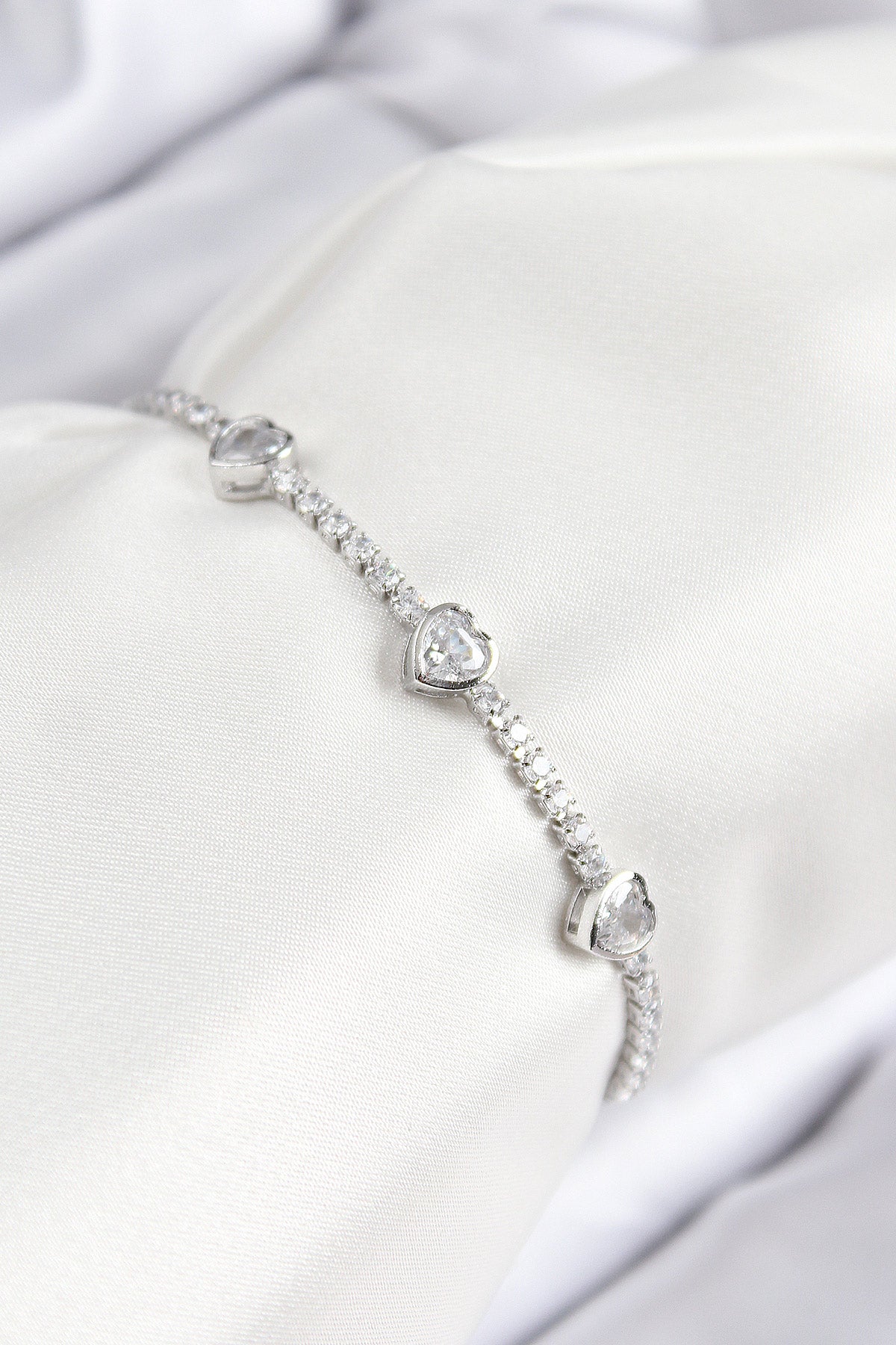 Pirinç Zirkon Taşlı Sıralı Kalp Model Gümüş Renk Asansörlü Kadın Bileklik