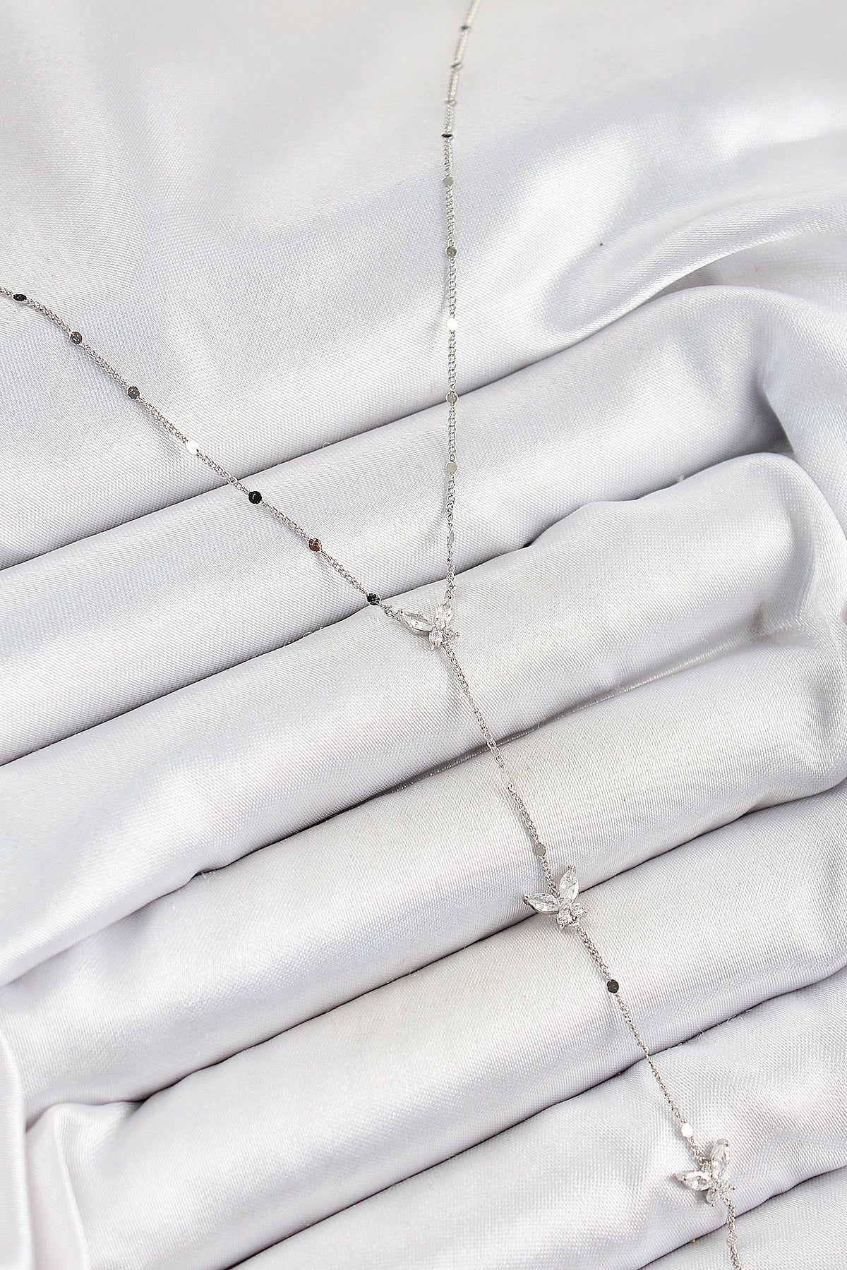 Pirinç Zirkon Taşlı Sıralı Kelebek Figürlü Y Model Gümüş Renk Kadın Kolye