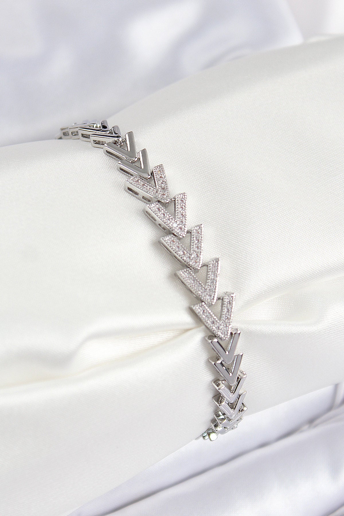 Pirinç Zirkon Taşlı Sıralı Ok Model Gümüş Renk Kadın Bileklik