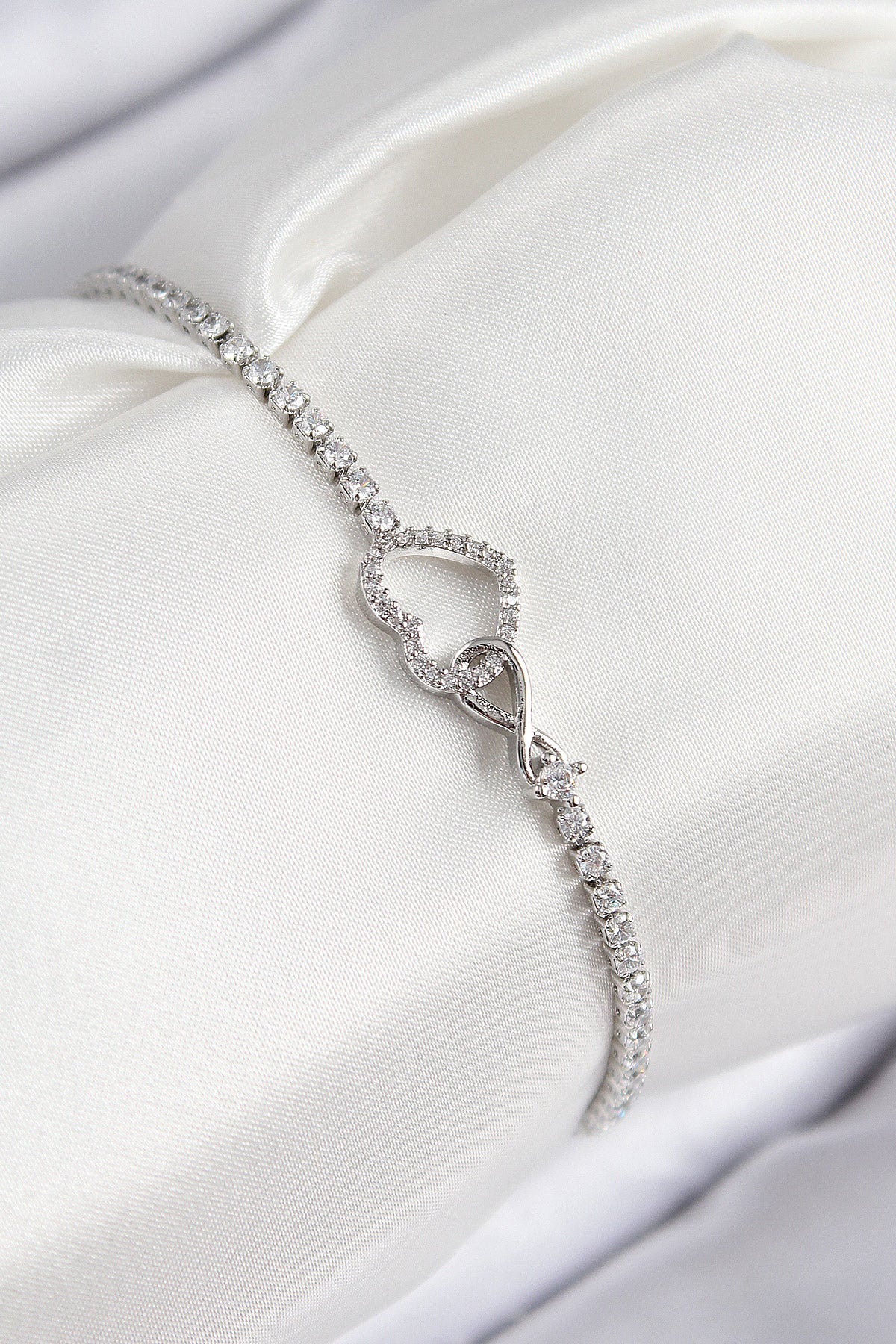 Pirinç Zirkon Taşlı Sonsuzluk Kalp Model Gümüş Renk Kadın Bileklik