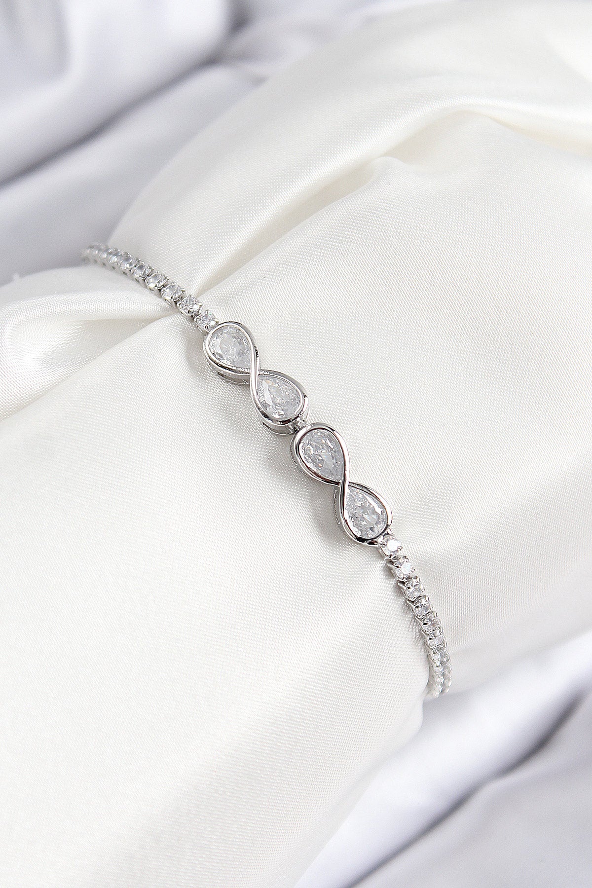 Pirinç Zirkon Taşlı Sonsuzluk Model Gümüş Renk Asansörlü Kadın Bileklik