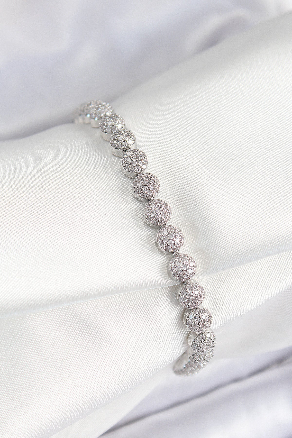 Pirinç Zirkon Taşlı Yarım Topcuk Model Gümüş Renk VIP Seri Kadın Bileklik