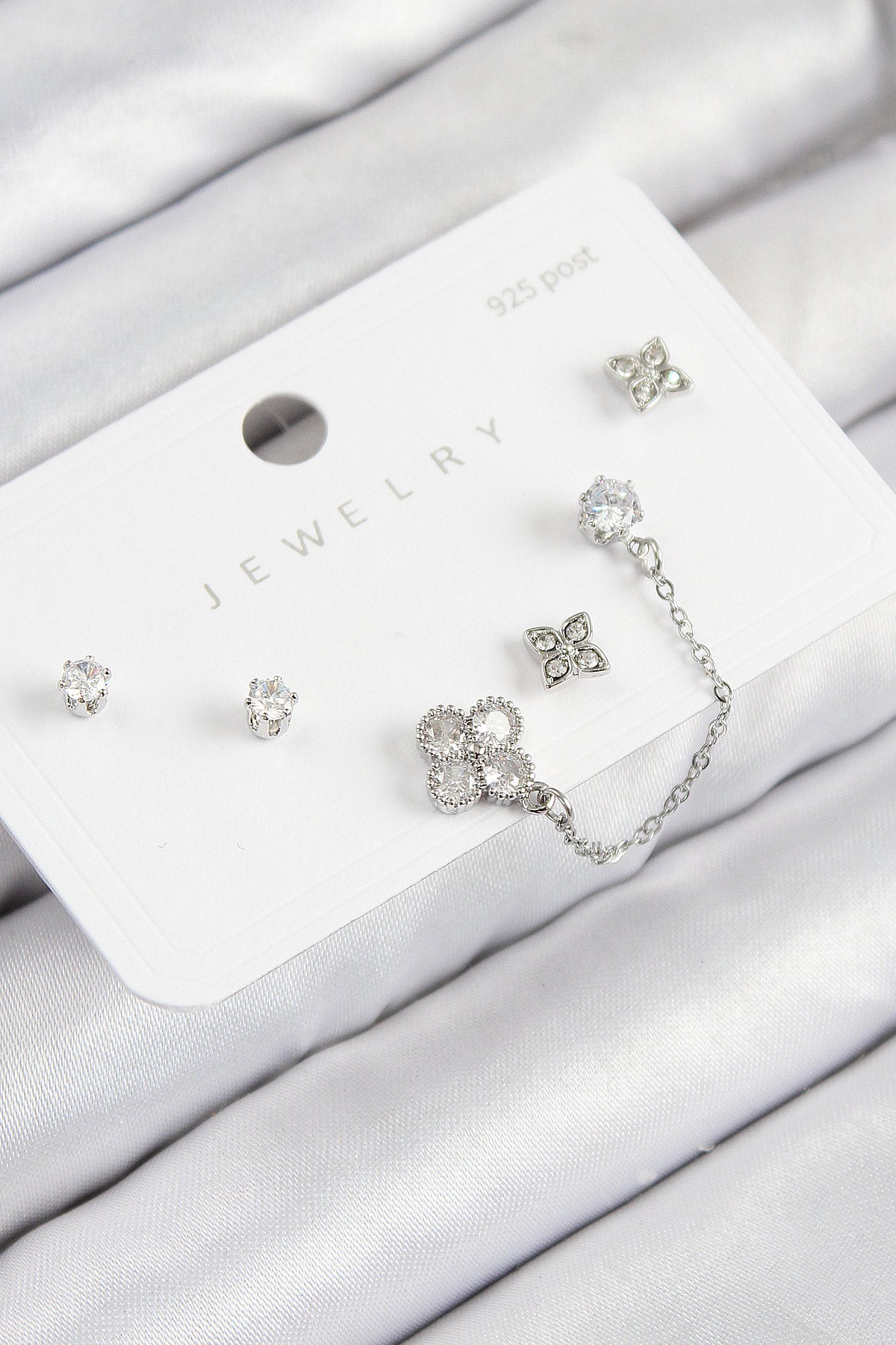 Pirinç Zirkon Taşlı Yonca Model Gümüş Renk 925 Ayar Gümüş Çivi Kadın Küpe Set