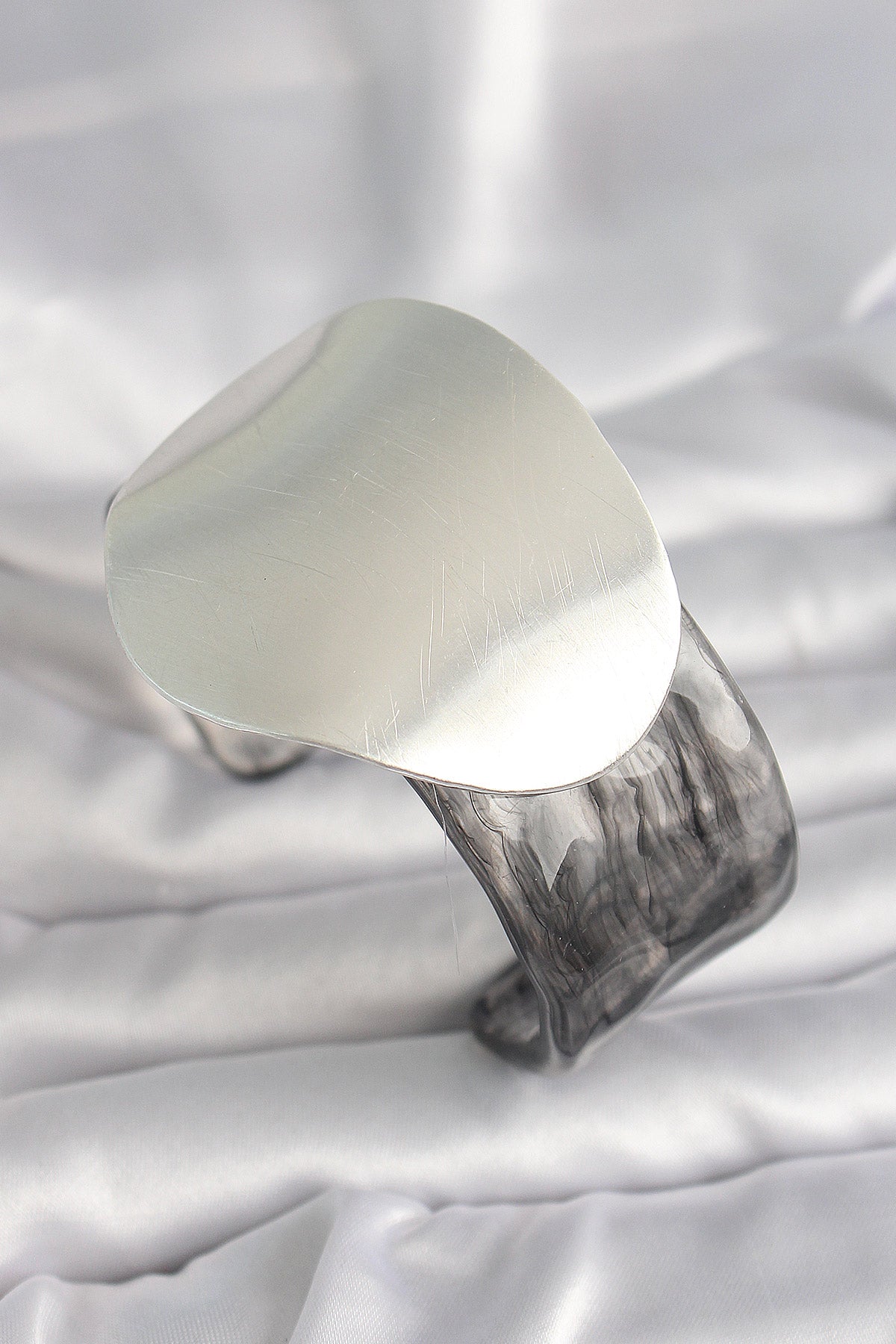 Siyah Mermer Desen Akrilik Pilastik Gümüş Plaka Model Vintage Kadın Bilezik