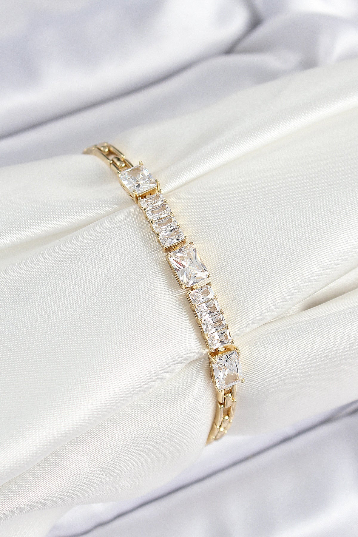 Xuping Pirinç Parçalı Su Yolu Model Gold Renk Kadın Bileklik