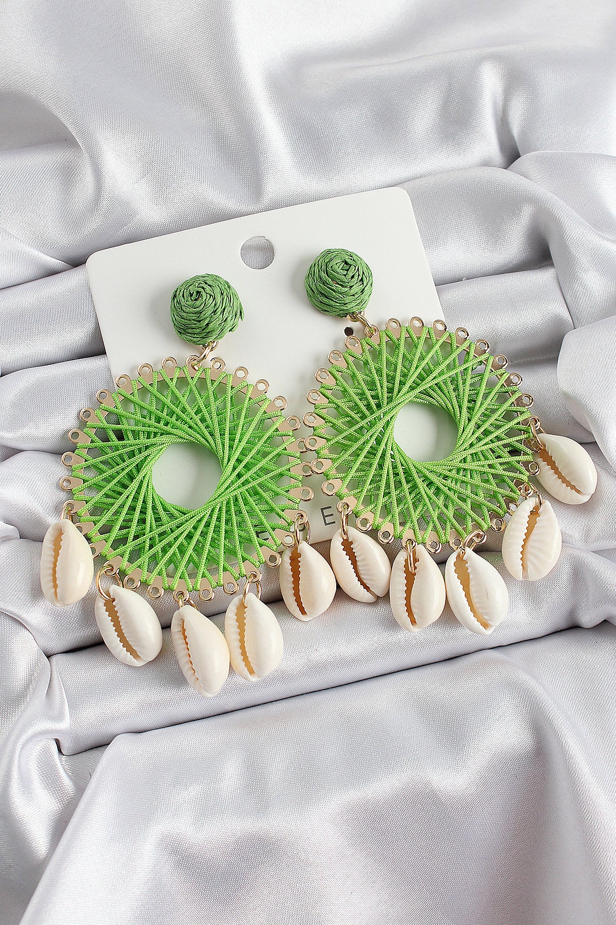 Yeşil Hasır Örgü Sarmal Model Sallantılı Deniz Kabuğu Detaylı Gold Renk Kadın Küpe