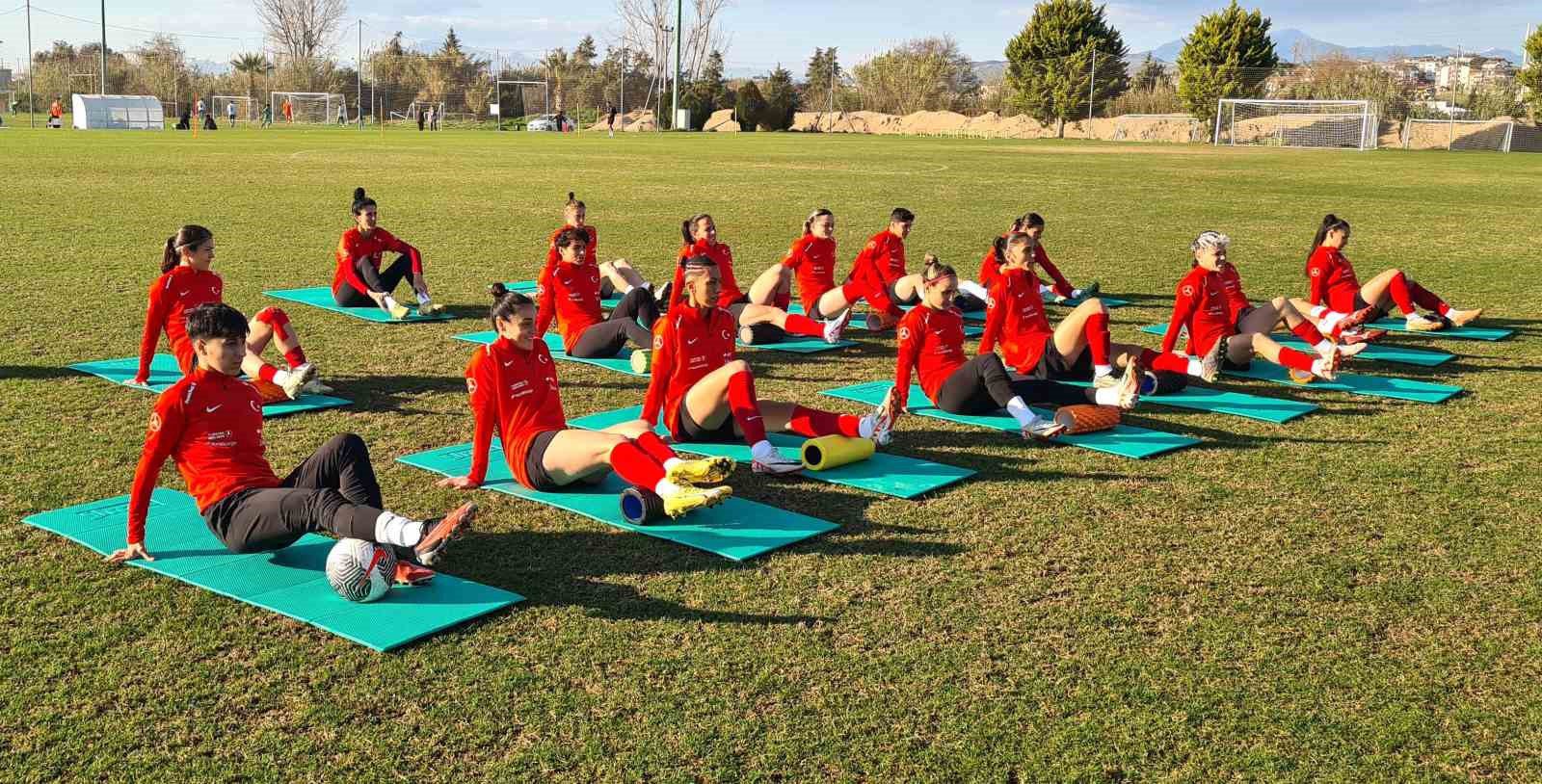 a milli kadin futbol takimi yunanistan ve romanya maclarinin hazirliklarini surdurdu 2