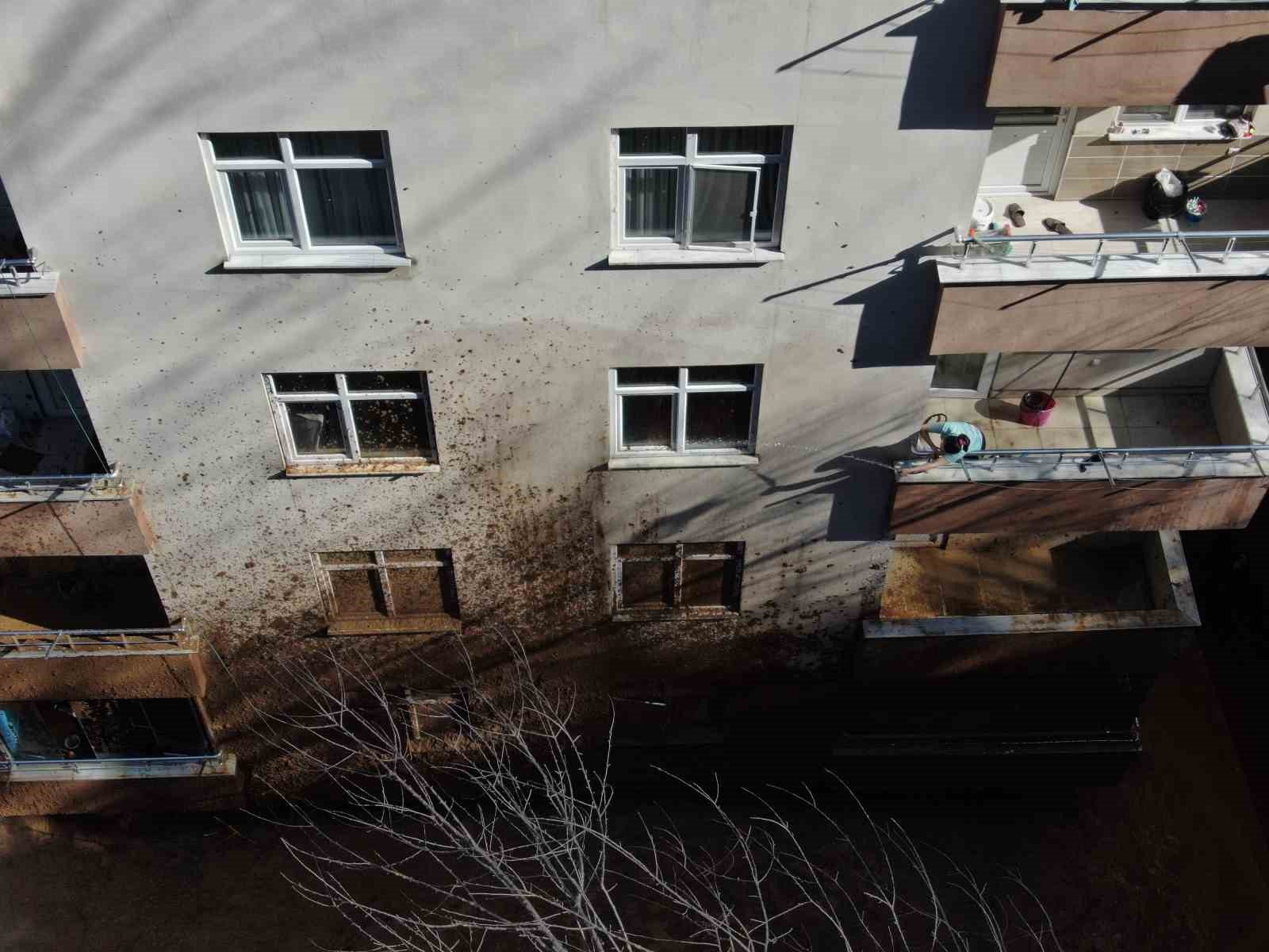 artvinde yamactan kopan topraklar evlerin icerisine doldu 10 bina zarar gordu 0 JZtVdMyb
