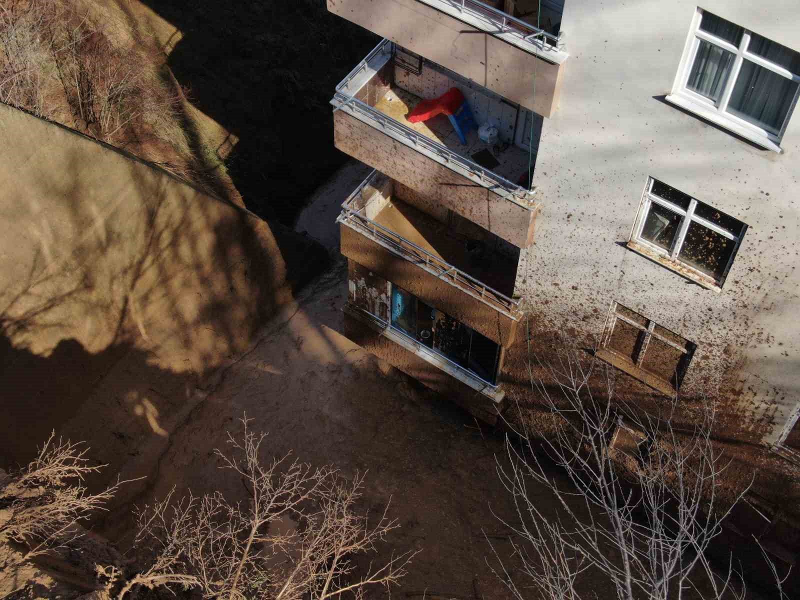 artvinde yamactan kopan topraklar evlerin icerisine doldu 10 bina zarar gordu 1