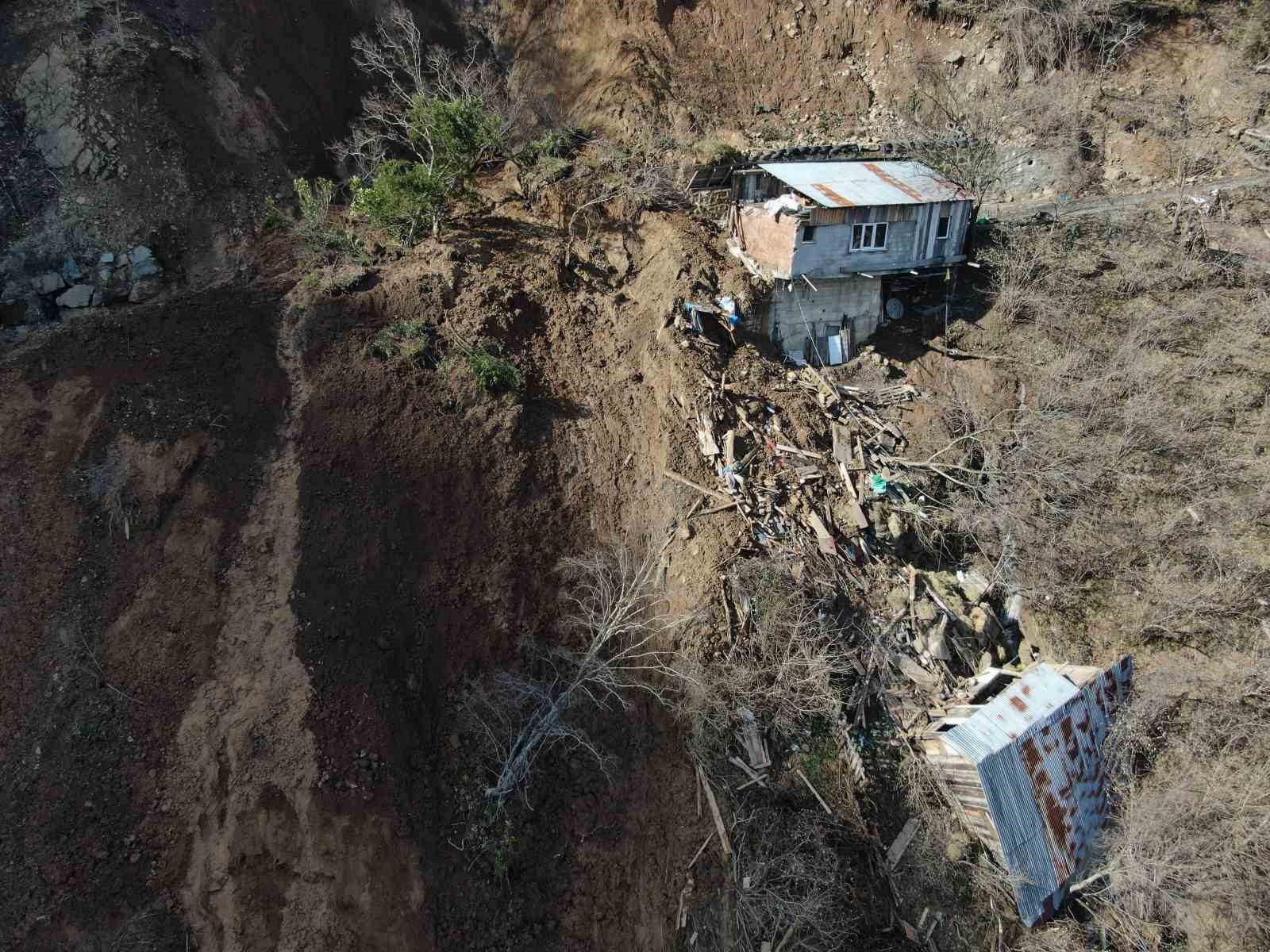 artvinde yamactan kopan topraklar evlerin icerisine doldu 10 bina zarar gordu 3 TayKgN9E