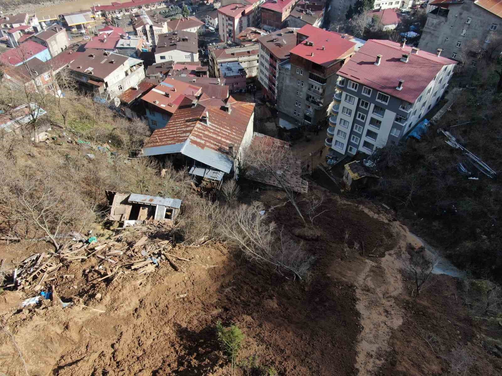 artvinde yamactan kopan topraklar evlerin icerisine doldu 10 bina zarar gordu 4 SEDLD5HC
