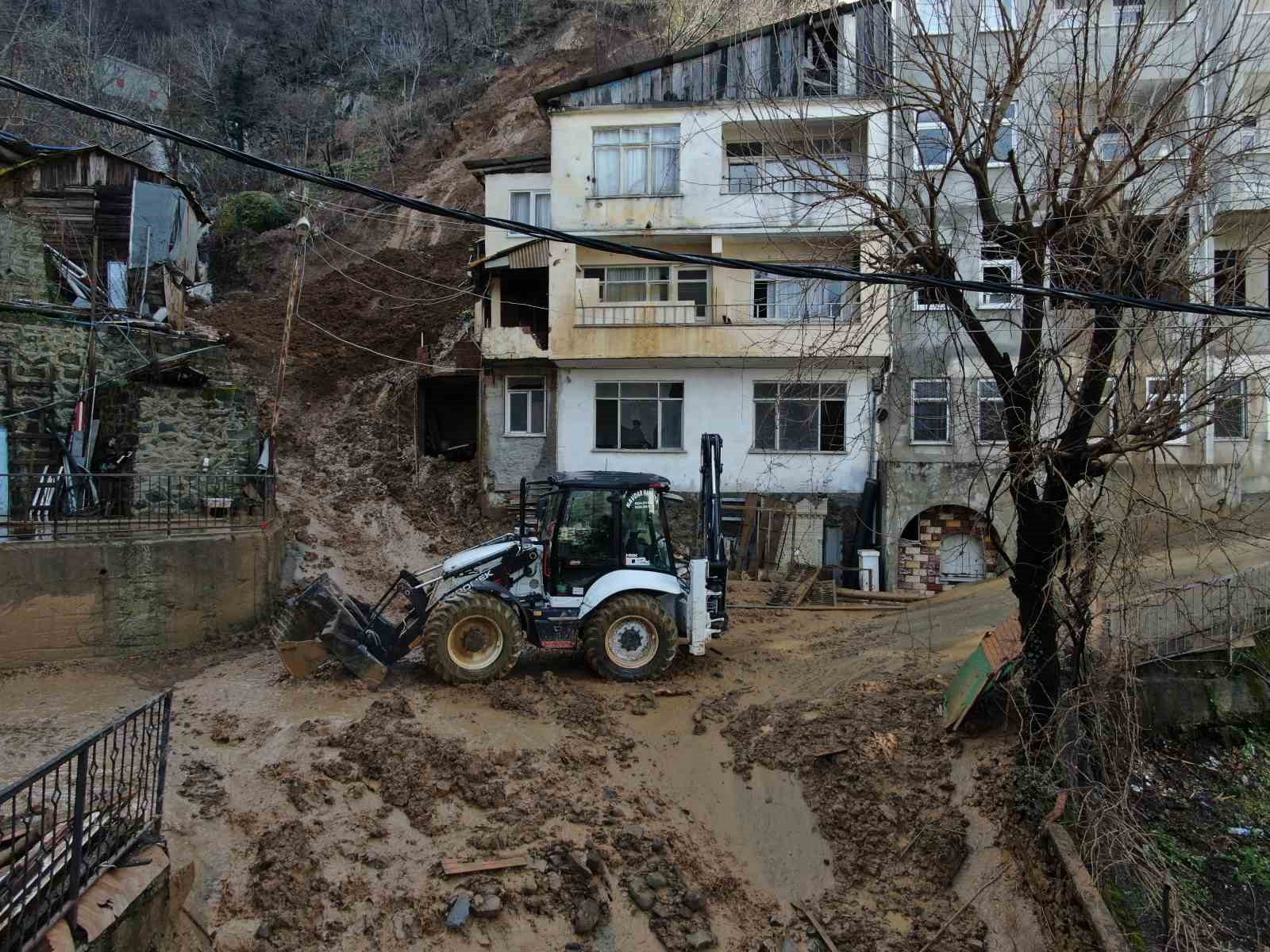 artvinde yamactan kopan topraklar evlerin icerisine doldu 10 bina zarar gordu 5