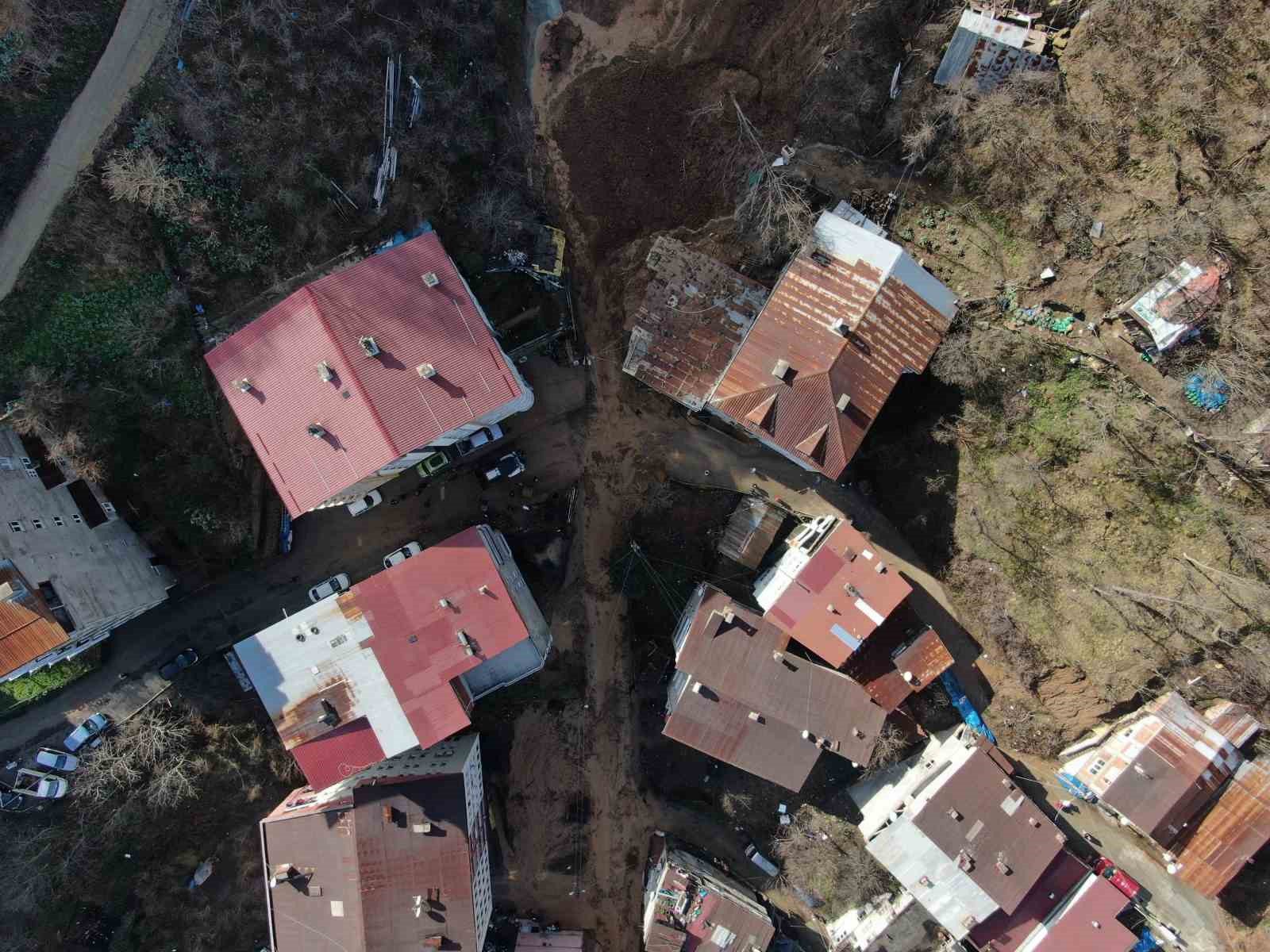 artvinde yamactan kopan topraklar evlerin icerisine doldu 10 bina zarar gordu 6 drjZdIFO