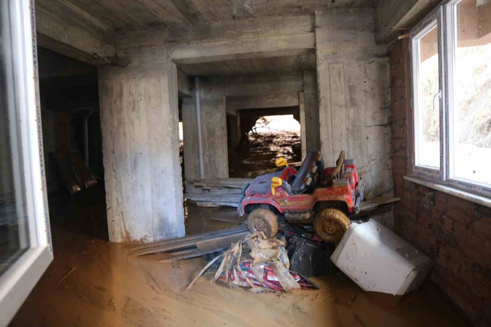 artvinde yamactan kopan topraklar evlerin icerisine doldu 10 bina zarar gordu 7 TefIjbwL