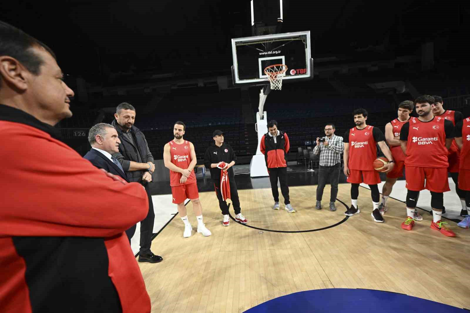 bakan baktan a milli erkek basketbol takimina ziyaret 0 DSNVNmRJ