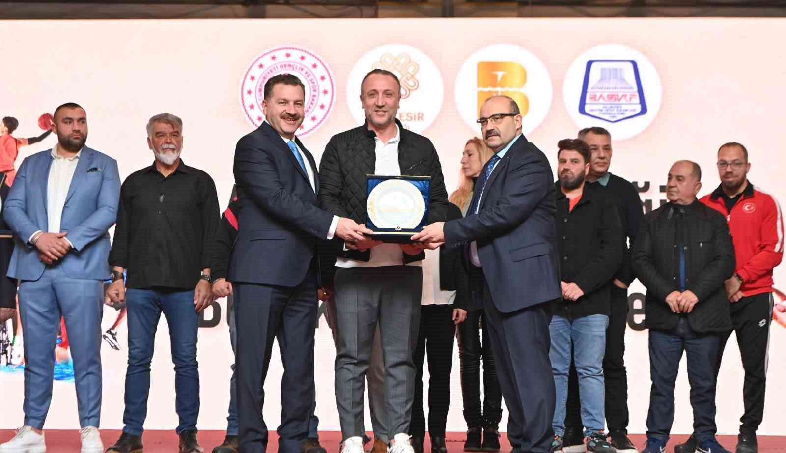 baskan yucel yilmaz balikesiri sporcu fabrikasina cevirdi 5 iHCPDYiF