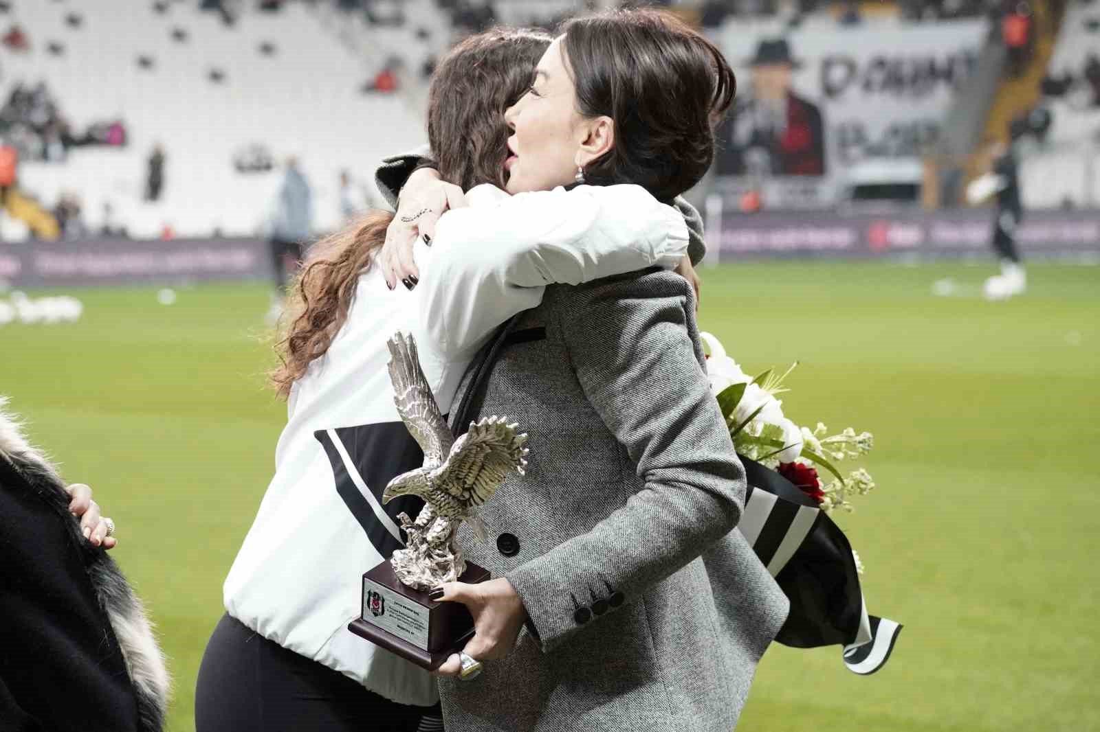 besiktas yonetiminden sampiyon guresci nesrin basa plaket 0 r7ckDfB9