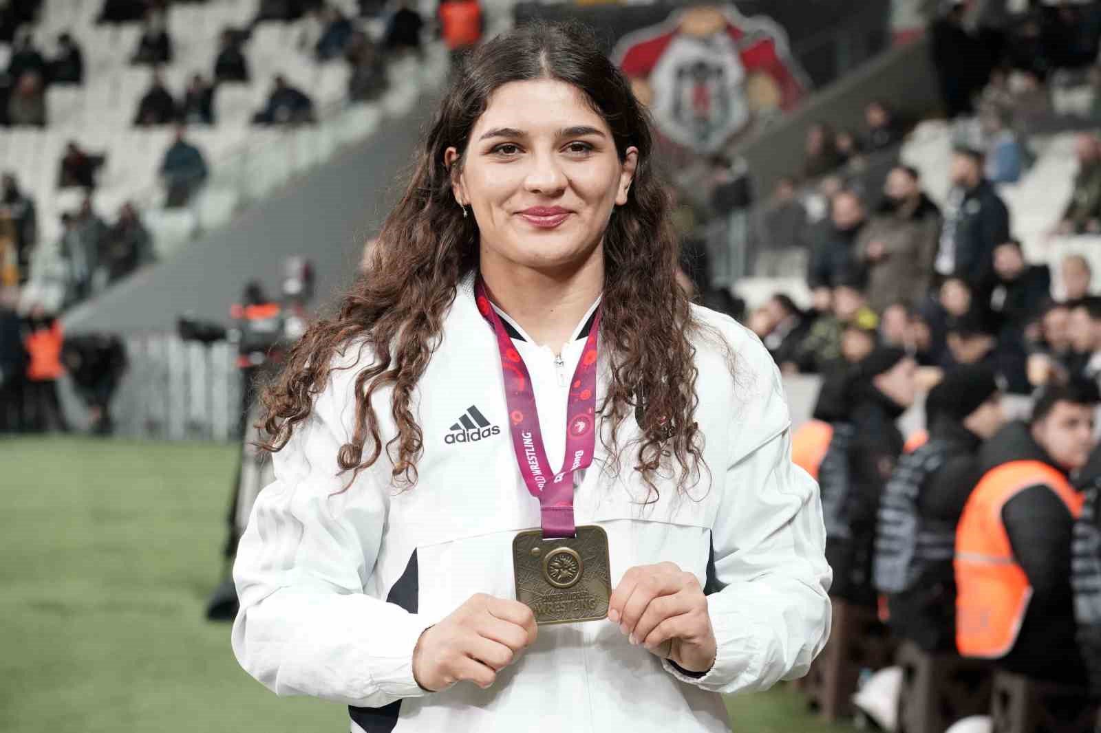 besiktas yonetiminden sampiyon guresci nesrin basa plaket 1 zbsygqpM