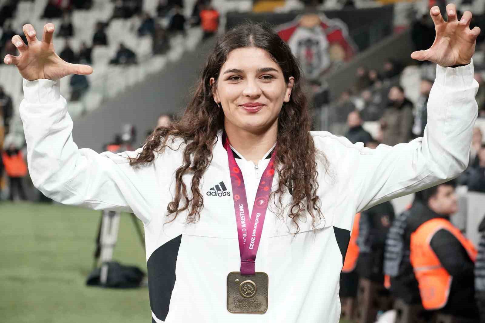 besiktas yonetiminden sampiyon guresci nesrin basa plaket 2 9m6LV34h