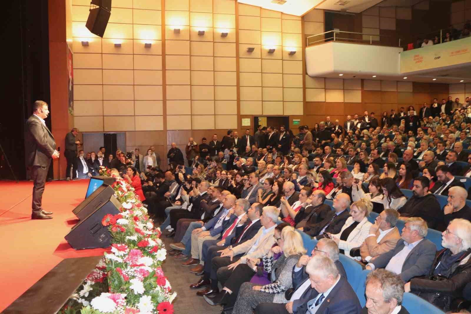 chpnin izmir adayi cemil tugay yeni siyasetcilere ihtiyacimiz oldugunu toplum soyluyor 0