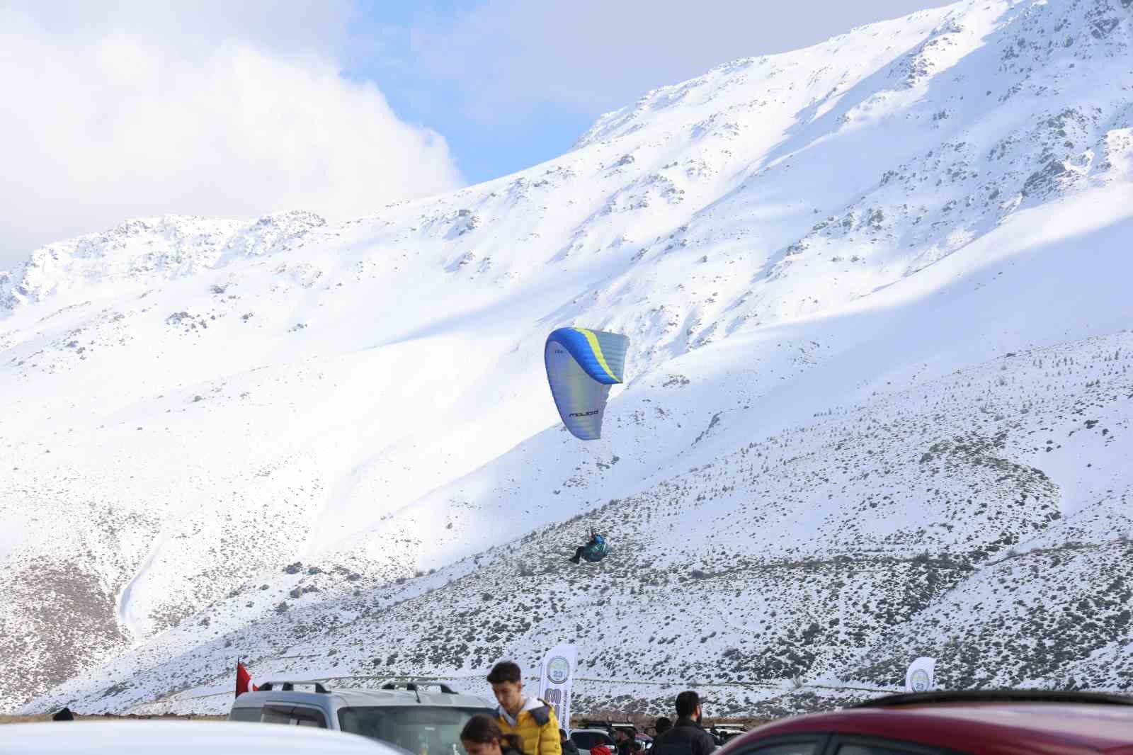 hazarbaba daginda gol manzarasi esliginde yamac parasutu keyfi 5