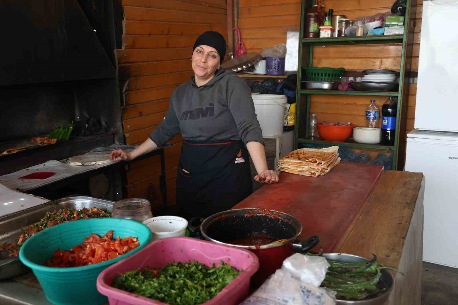 kanserle mucadele eden depremzede kadin kebapcilik yaparak evlatlarina umut oluyor 0 JAFX43v8