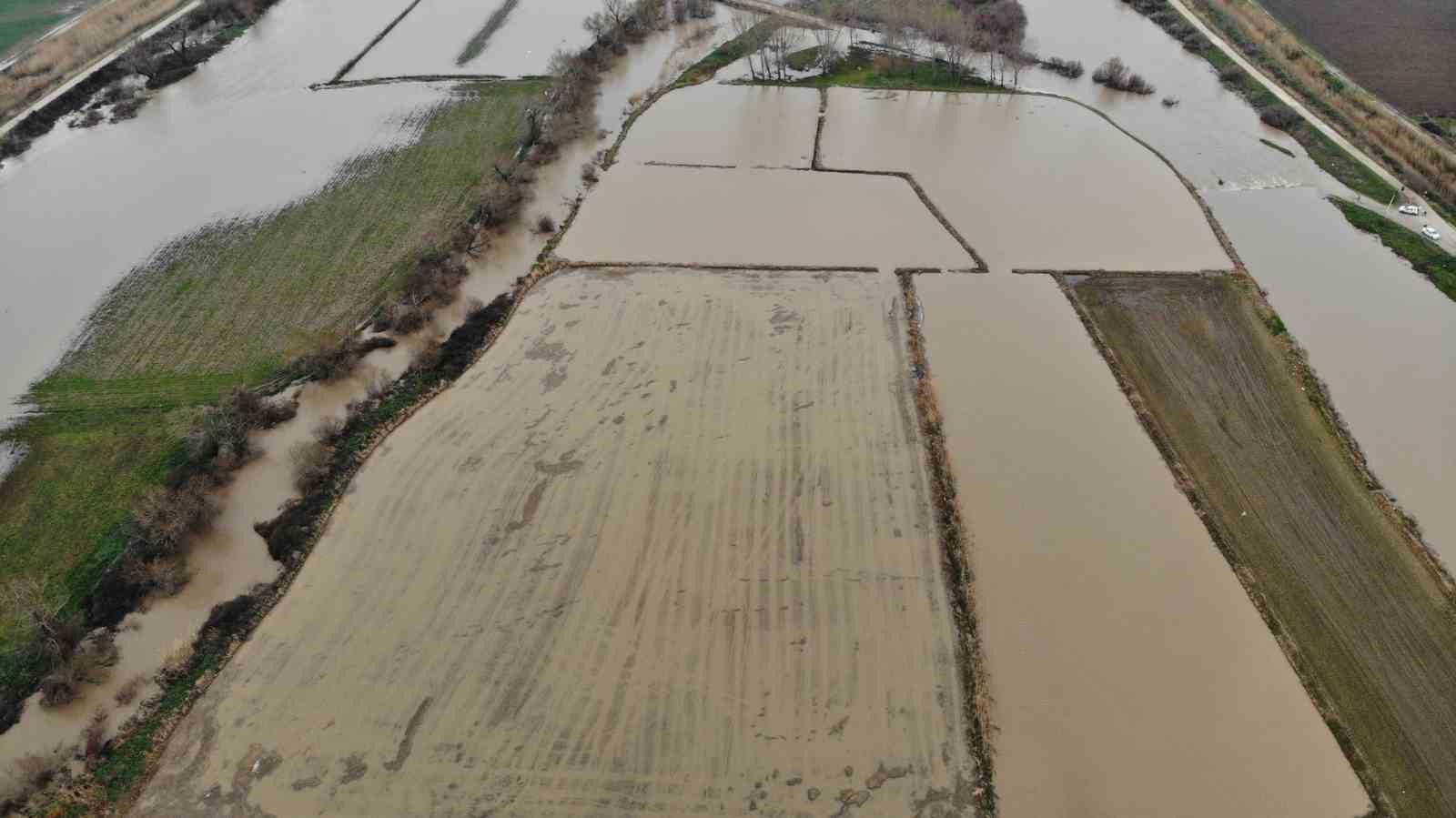 karamenderes cayinin tasmasiyla sular altinda kalan tarlalar dronla goruntulendi 1 Vz64LAFH