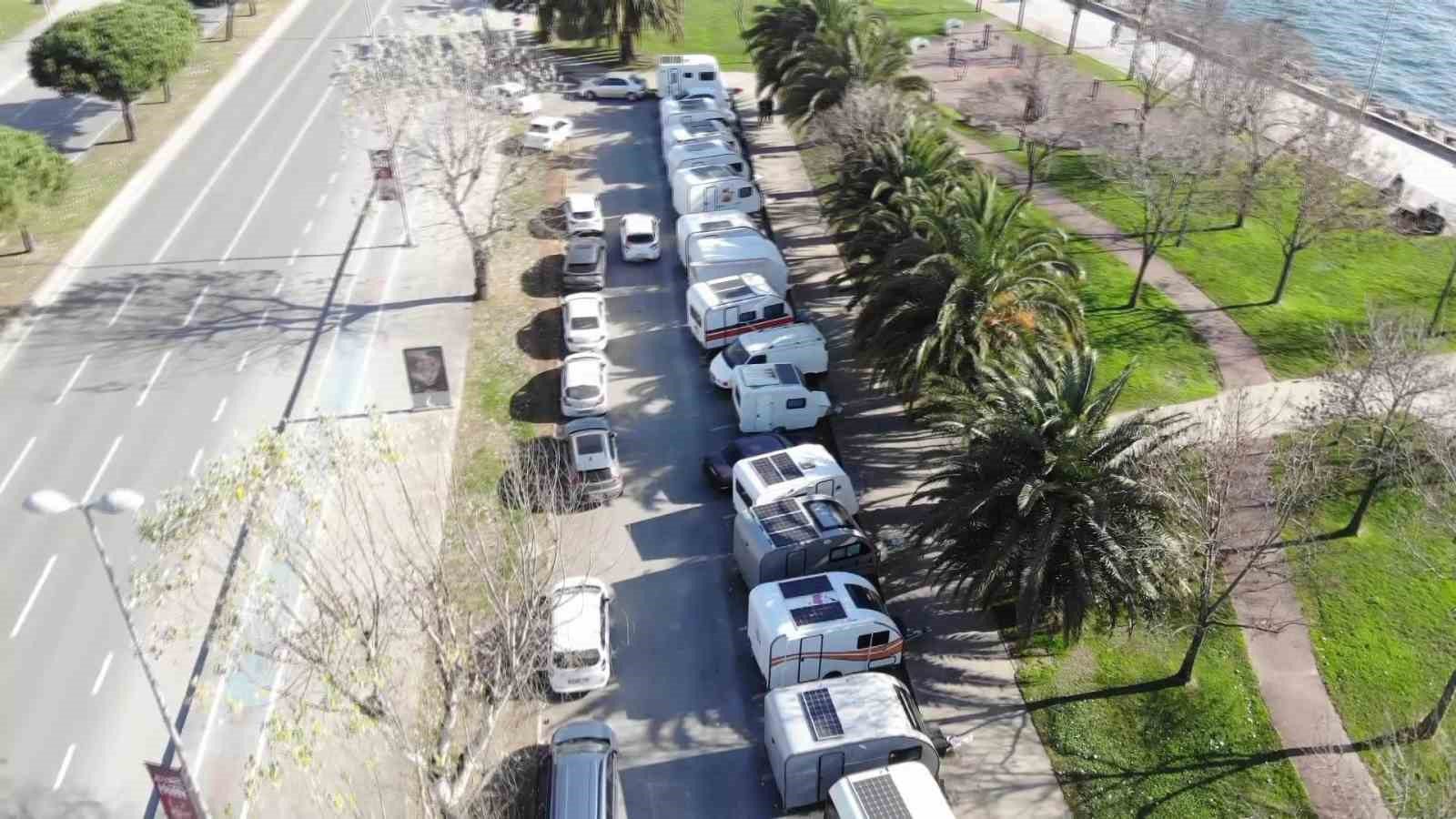 kartal ve maltepe sahilinde karavan isgali suruculer arac koyacak yer bulamiyor 0 UdX4knDT