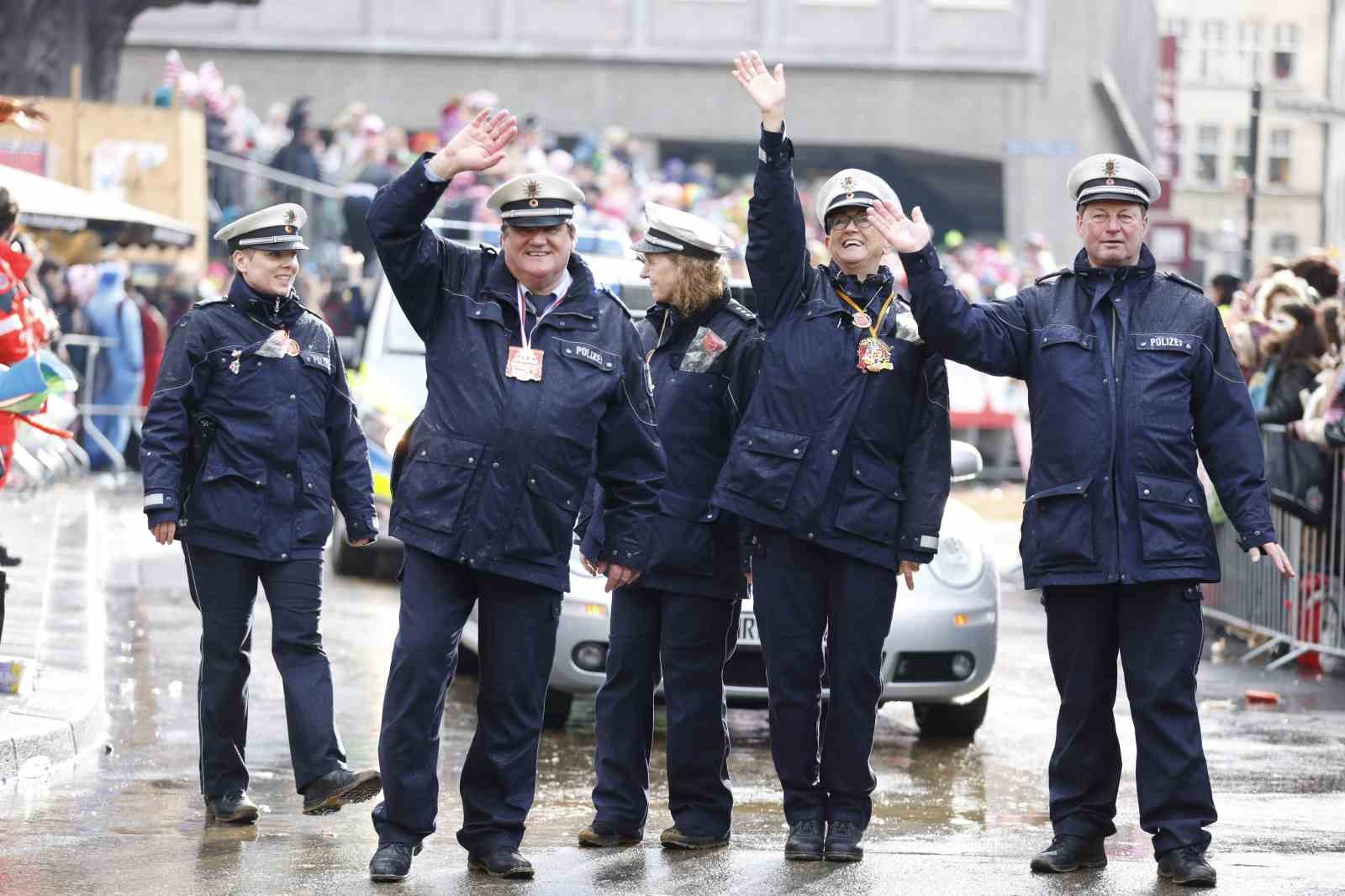 kolnde 5 mevsim karnavali renkli goruntulere sahne oldu 4