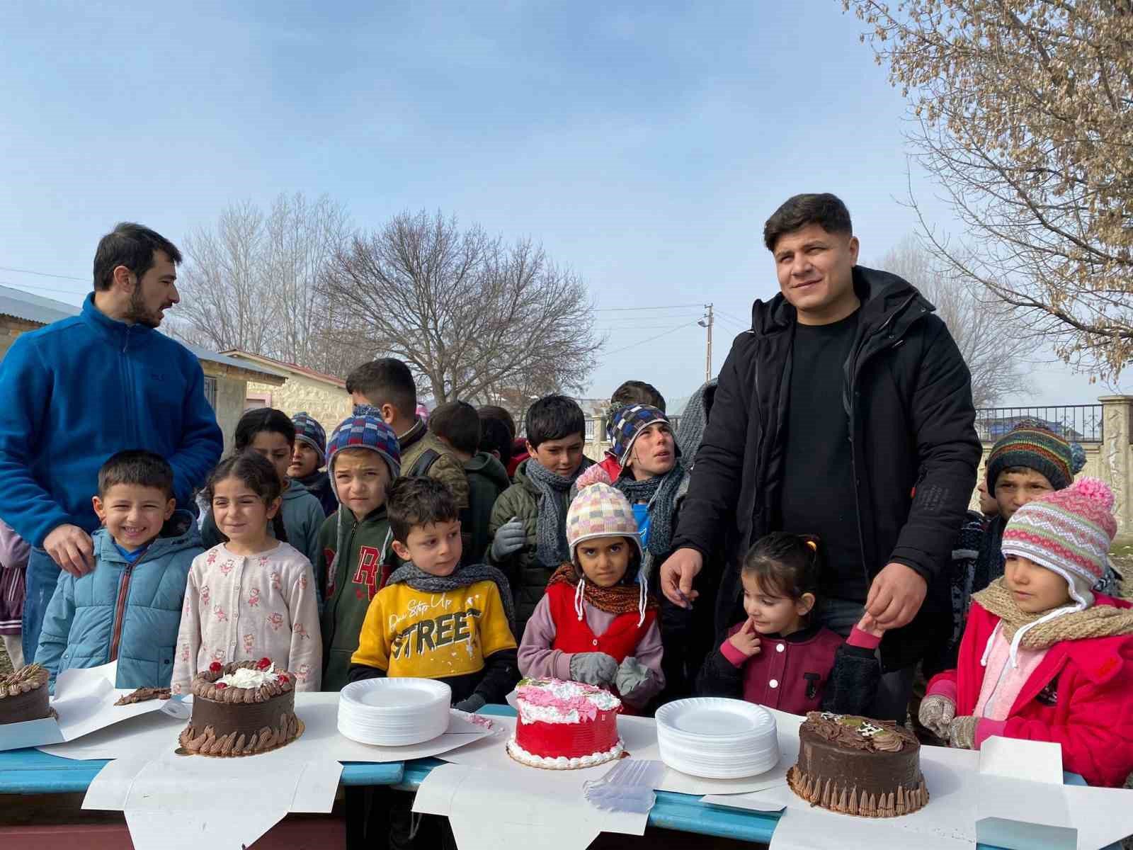 musta bir araya gelen gonulluler koy okullarindaki ogrencileri sevindiriyor 0 ARGgW6H9