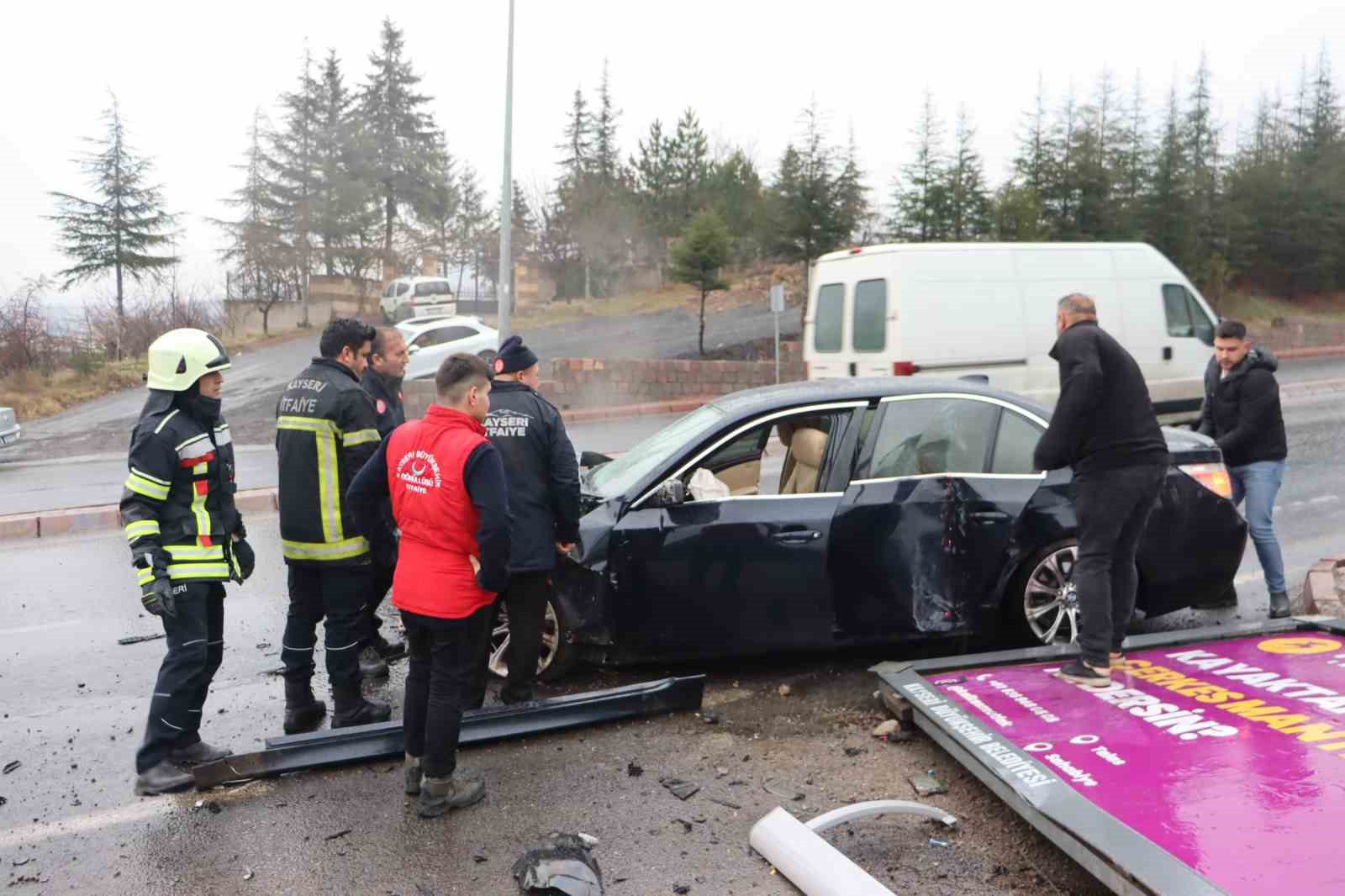 otomobil istinat duvarina carpti 2si agir 4 yarali 1 22fGdUA3