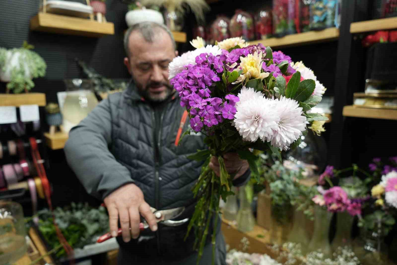 ozel sevgililer gununde cicek almak isteyen asiklar 1000 lirayi gozden cikaracak 1