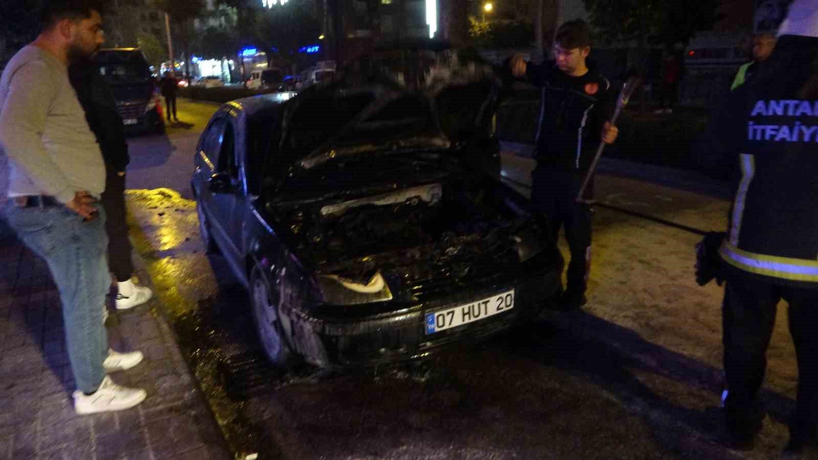 seyir halindeyken alev alan aracin motoru kul oldu 3 T54WsJjB