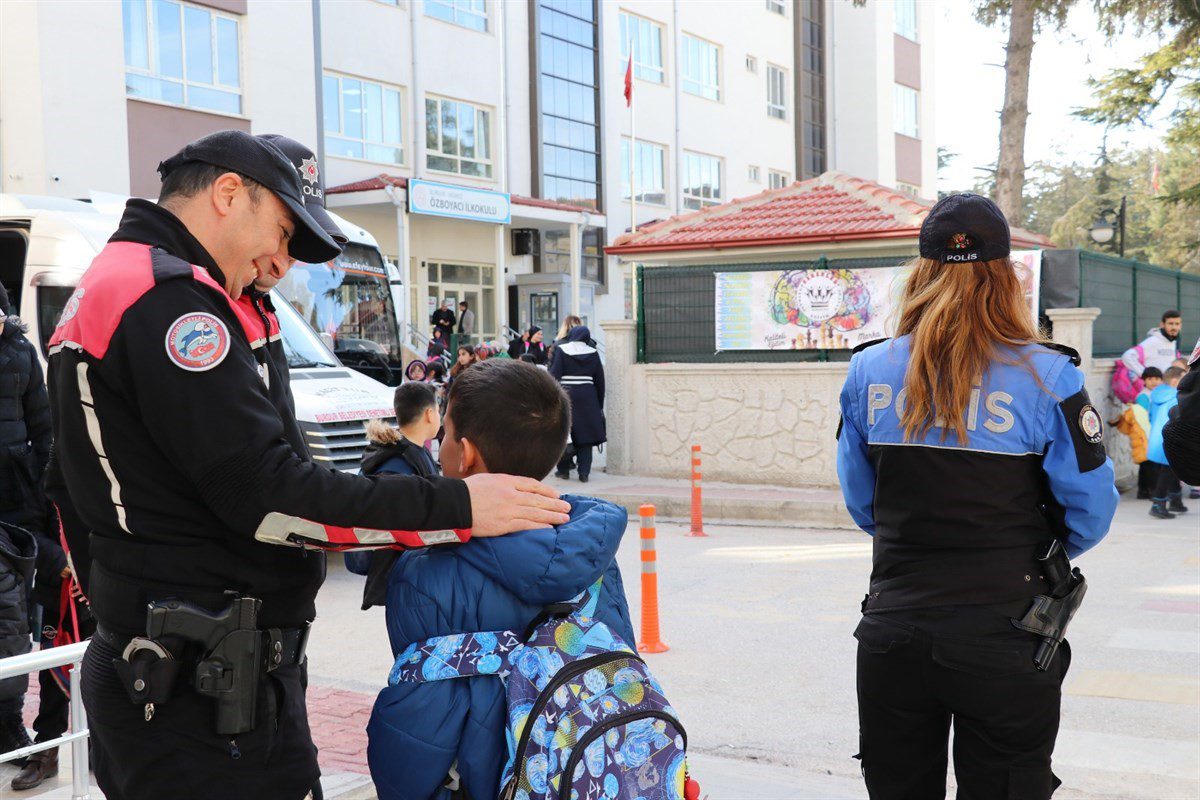 turkiye genelindeki guvenli egitim uygulamasinda 915 aranan sahis yakalandi 0 rGyHp4l5